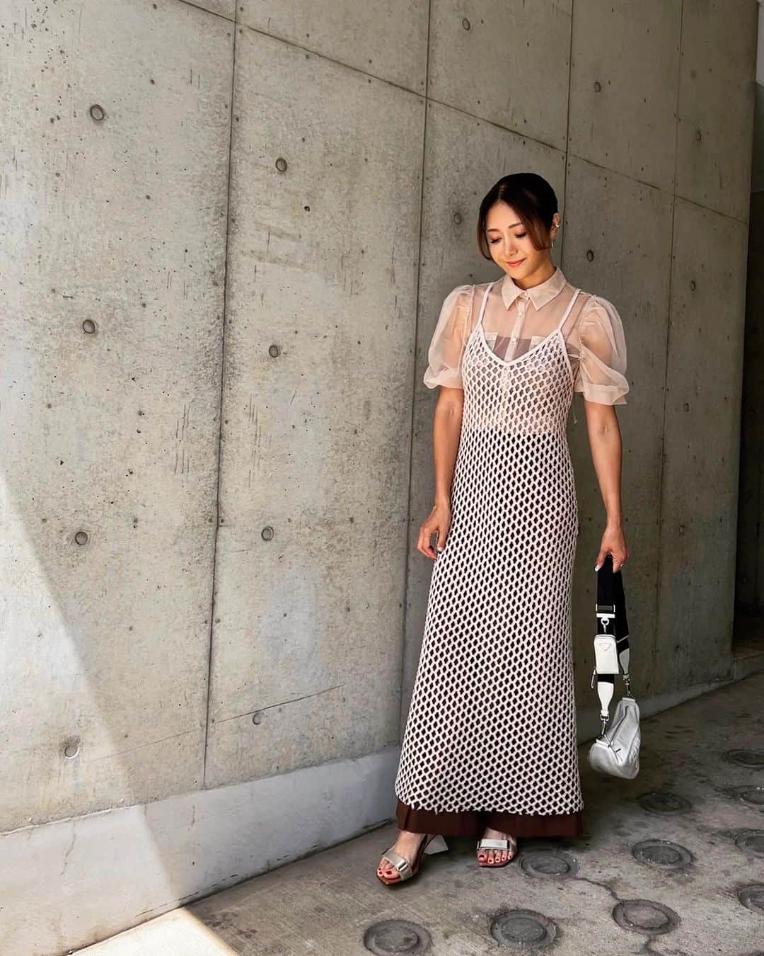 川島幸美のインスタグラム：「まだまだリサイクル系生地やオーガニック生地で心ときめくものが少ない中、できるだけ環境に配慮した生地をセレクトしています。  適度なハリ感と透け感あるこのブラウスはペットボトル再生のリサイクルチュール♻️  ファッションに携わる全ての人達の志がそこに向かっていかなければ、デザインする役割だけがいくら奮闘しても全体の歯車が回っていかないもどかしさを感じながら、モノづくりをしています。 原料から生産まで繋がりをもっと広げていくことが今の課題🤔」