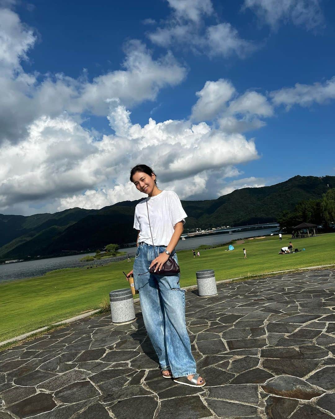 のインスタグラム：「夏の旅行は毎年芦ノ湖が恒例。 もう小学生の頃からずっと行っています🫧✨  今年は河口湖にも滞在しました🪿 (流石に毎年行ってるから行くところも無くなるんだよね😂)  今年の夏は本当に暑いけど 湖の近くは夜は涼しく気持ちいい。  夜も蒸し暑い東京とはこんなに違うのかとびっくり。  夜ご飯のフレンチのコースが美味しかったのと 人気のパン屋さんでたくさん買い込んだのと 旅の駅で美味しい葡萄を買えたて大満足でした🍇  いつもスケジュール詰め込みすぎで 娘2人にぶーぶー言われがちな夏の旅行だけど 今年はゆったりと過ごしました☺️  夜はお部屋でアニメを観た。笑 最近は転生するアニメが流行ってるよねぇ。 とパパが教えてくれた😂詳しい  #芦ノ湖#河口湖#kawaguchikolake #ashinoko #芦ノ湖ホテル#河口湖パン屋」
