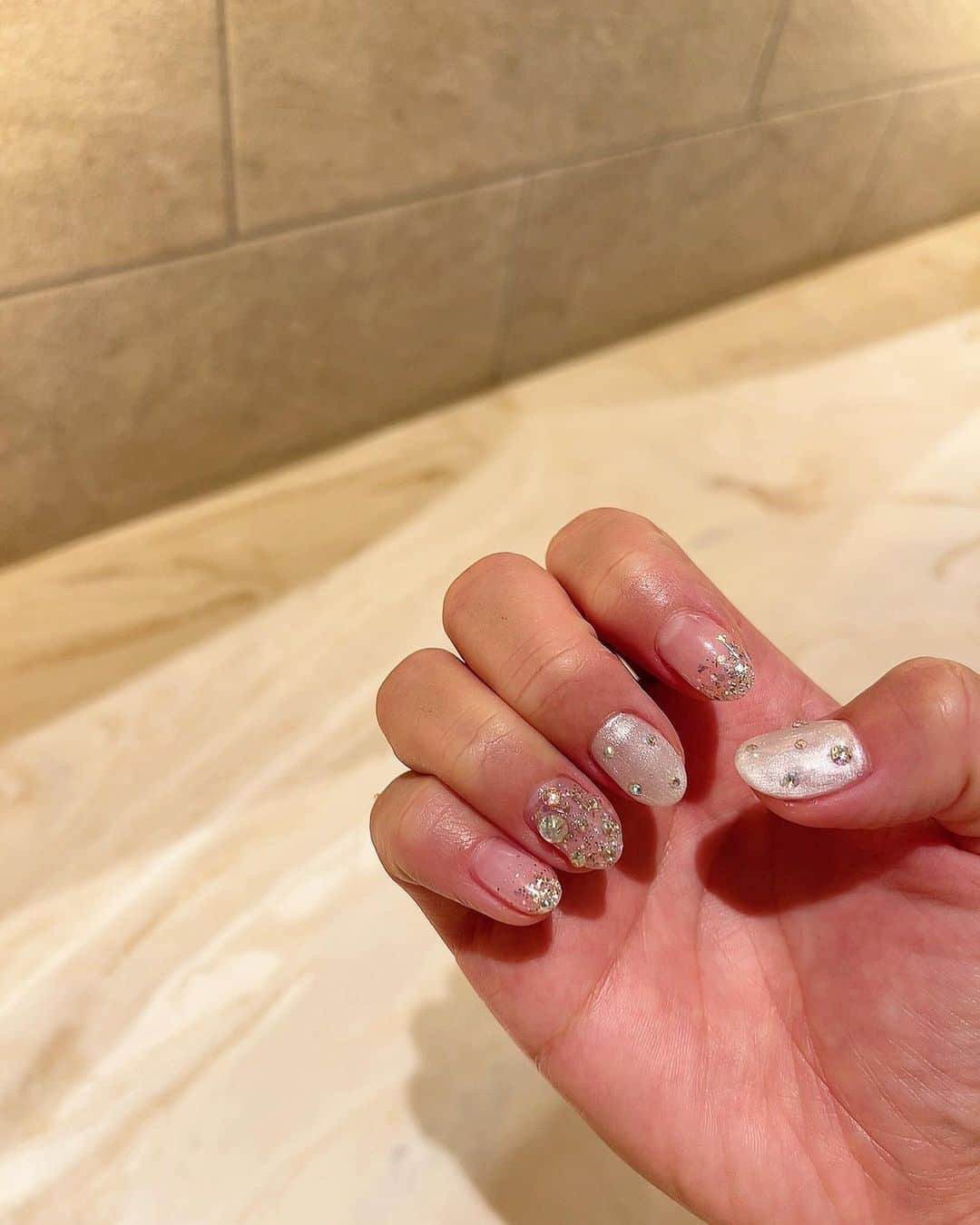 春菜めぐみさんのインスタグラム写真 - (春菜めぐみInstagram)「． このネイルお気に入りでリピしてる💅🏻🤍 ． ． 指輪しなくても手元寂しくならないし キラキラしてて本当かわいい🤤💓 3回目やっちゃおっかな〜☺️💭 ． ． #nail #new #キラキラネイル」8月20日 13時52分 - me_haruna.02