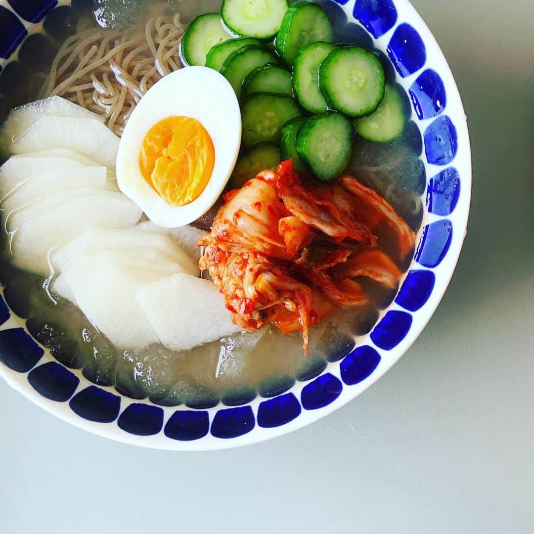 志摩有子さんのインスタグラム写真 - (志摩有子Instagram)「夏も終わりに向かっているというのに今日も暑い。なんと35℃ですって。 お昼にひんやり冷麺。スープは冷凍庫でシャーベット状に。 たっぷりの梨に胡瓜の即席水キムチ、キムチにゆで卵。冷たいスープでスッキリ生き返る。 冷麺は韓国料理をいつも教えてくれる　@spikeandlove ちゃんから教えてもらった宋家の冷麺。以来、ストックが欠かせない。  #水冷麺 #冷麺 #梨冷麺 #宋家の冷麺」8月20日 13時52分 - ariko418