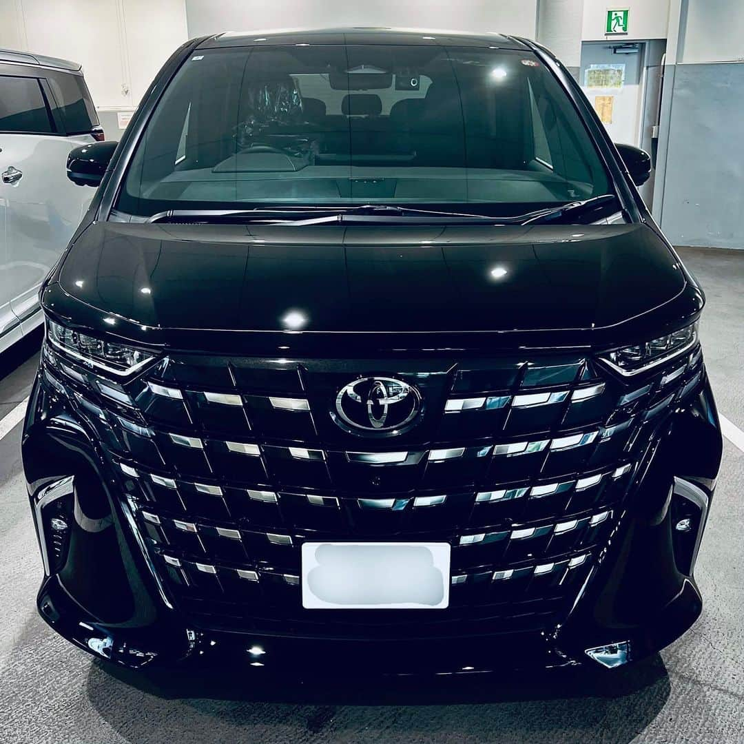 CO-KEYさんのインスタグラム写真 - (CO-KEYInstagram)「ようやくTOYOTAに保管してもらっていた、 新型アルファード取りにいけました✨ ⁡ 早速、今夜のAshleyライブリハにGO‼️ また各所に弊社アーティストを乗せお邪魔します😎✌️ ⁡ #ALPHARD #アルファード40 #ハイブリッド #Ashley #今夜は銀座でLIVE #銀座KENTOS」8月20日 13時53分 - cokey_jcc