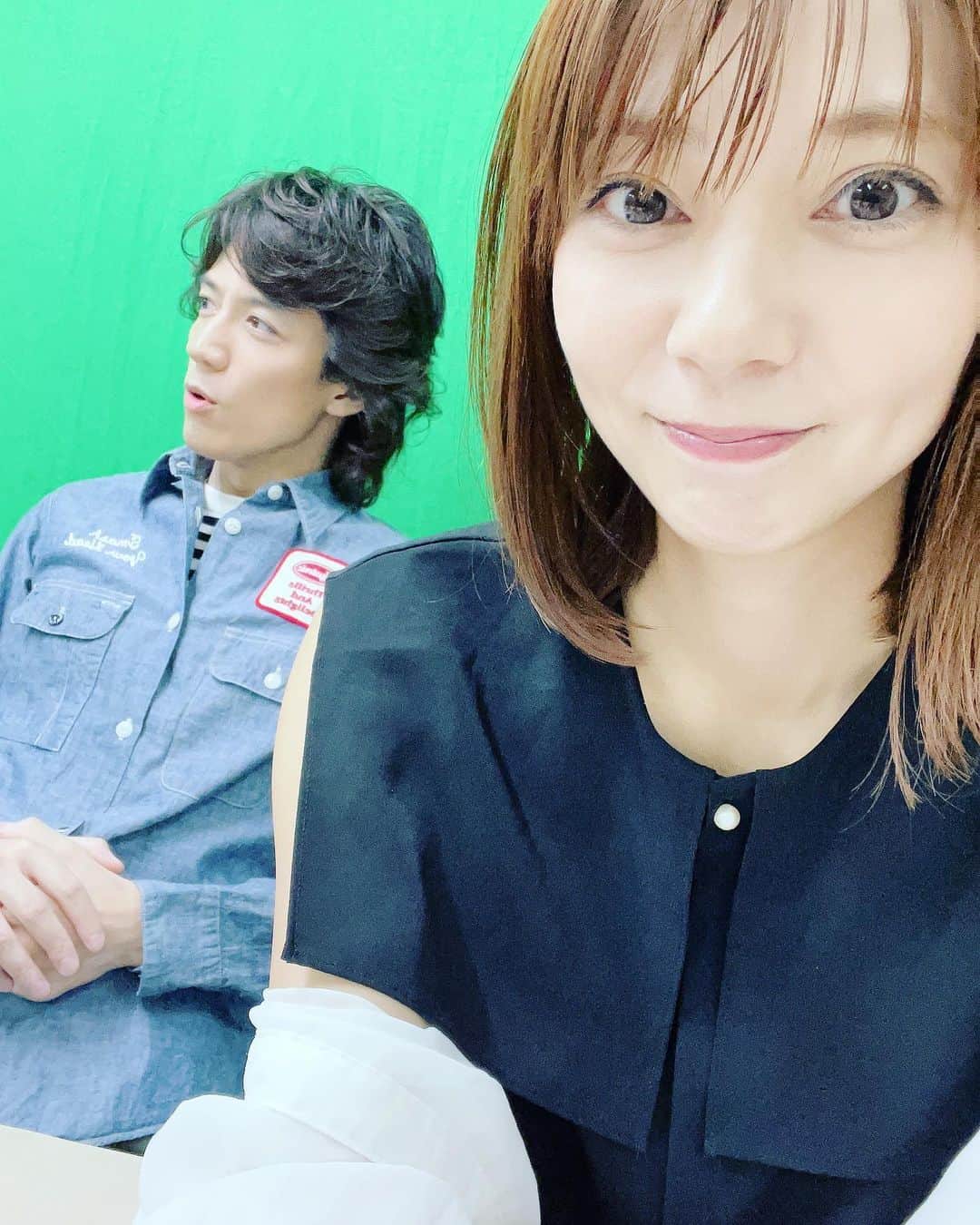 芳賀優里亜のインスタグラム：「待機中〜  巧と真理  #グラサンナイト #仮面ライダー555」