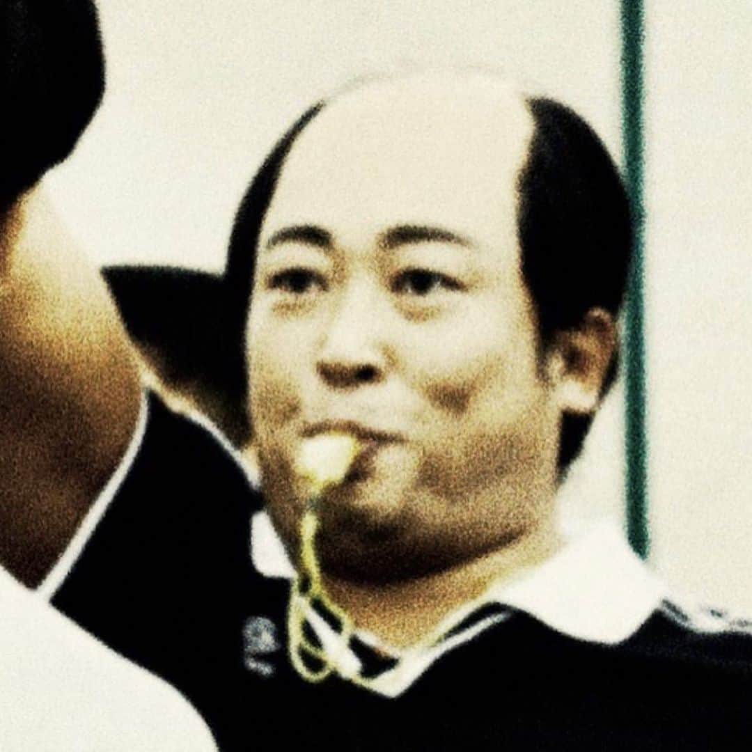 クリエイターズ・ファイル公式（ロバート秋山）さんのインスタグラム写真 - (クリエイターズ・ファイル公式（ロバート秋山）Instagram)「8月20日は発毛の日。  伝説の審判、犬塚義実。 日本中を騒がせた、1988年の試合「ハノイの混乱」で主審を務めた人物でもある。 あれから30年、犬塚の頭だけ少し変わったのは有名な話。  「ハノイの混乱」では、レッドカードがたくさん出たことでも知られているが、のちに、犬塚は何という異名をつけられたでしょう?!  答えは明日の投稿の最後で! ※昨日のクイズの答え→「南口ブルース横丁」  #クリエイターズファイル #犬塚義実 #サッカー #審判 #クリエイター #クリエイティブ #写真日記 #日記 #記念日 #ダイアリー #クイズ #サプライズ #netflix #毎日投稿 #ロバート秋山 #お笑い好き」8月20日 13時59分 - creatorsfile_officialgoods