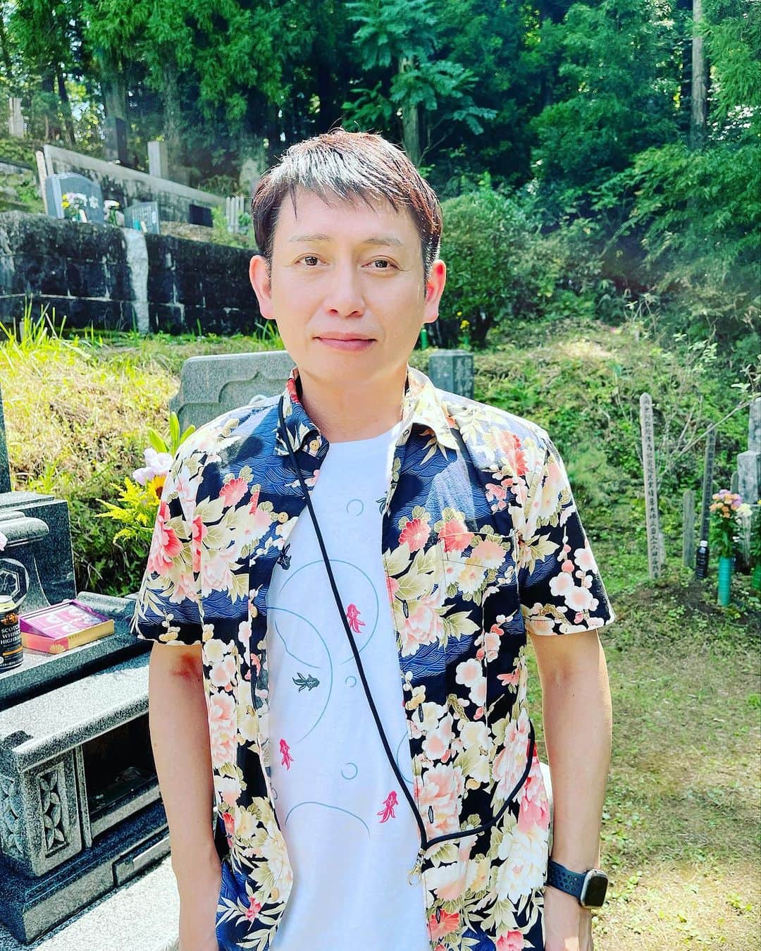 ごあきうえのインスタグラム：「東京戻ります。 去年の夏亡くなった涼ちゃんのお墓参り。 去年と同じくじゅんちゃんと久美ちゃんと行って来たよ、2泊３日の郡山。 涼ちゃんの想い出、話しながらなんだか空見たら涼ちゃん笑ってるみたい😊 楽しかったよ。  涼ちゃんのお下がりのアロハ、少しずつオレにとっても小さくなって来た。 オレはトレーニング頑張ってめっちゃ身体デカくなったんだよ！  貴方はやはり僕の兄です。  血も繋がらないこんなオレの事、郡山でもぺらぺらオレの事話してくれて、デザイナーとして宣伝してくれて誇りに思ってくれて 照れるけど嬉しかった。  そうそう、久美ちゃんが横浜に引っ越して来たからこれからいっぱい遊ぶよ。  また郡山に会いに来るからね、涼ちゃん😊  #お墓参り #アロハ #アロハシャツ　#お下がり #郡山 #Visitoagrave #성묘 #hawaiianshirt #아로하셔츠 #handmedown #secondhand #물려받은옷」