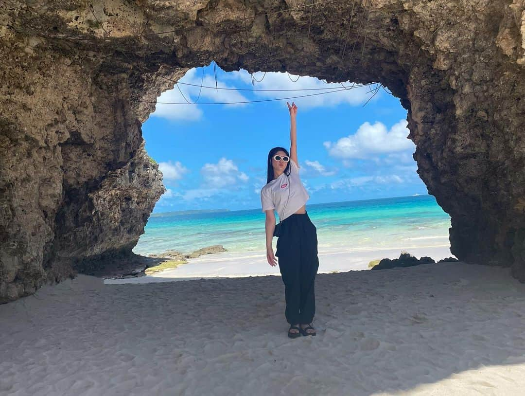 凛美さんのインスタグラム写真 - (凛美Instagram)「◡̈ ⁡ 宮古島part2 海編🏝️ ⁡ 自分たちで調べたところだけじゃなくて お店の方に教えていただいたところに行ったり 満喫できました☺︎ ⁡ かわいいウミガメと一緒に泳げて楽しかった！ ⁡ #沖縄#宮古島#砂山ビーチ#新城海岸」8月20日 14時01分 - rimi_kenon_official