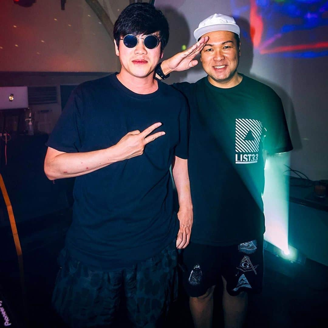 DAISHI DANCEのインスタグラム：「2023.8.18.FRI #京都 #KYOTO  22th ANNIVERSARY PARTY⛩️㊗️⛩️ @worldkyoto #WORLDKYOTO @masanori_morita with #DAISHIDANCE  今夜23:00START DJ配信臨時便やりますのでリアルタイムご参加よろしくお願いします📡 ※アーカイブなしシリーズです  片腕が写ってないのは昔の心霊番組の心霊写真特集での定番現象になっていた「気を付けて」という暗示でしょうか？ #信じるか信じないかはあなた次第です」