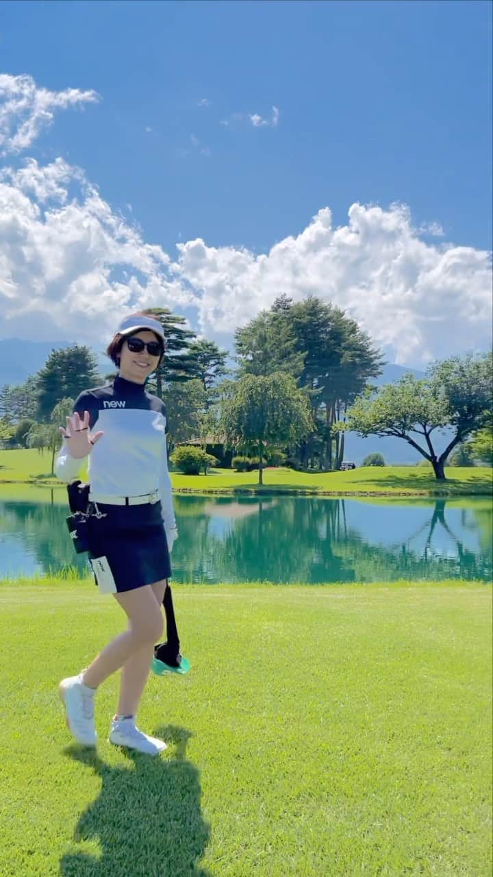 のインスタグラム：「避暑地ゴルフ⛳️  ティショット、ワンタッチよくやります😇  ワンタッチした時は  あっと思っても振り切る とりあえず前に行けばよし🫡 というメンタルが大事。  #instagolf #golstagram #골프스타그램　#ゴルフ #golf #골프연습 #골프 #ゴルフ女子 #女子ゴルフ #スイング動画 #ゴルフスイング」