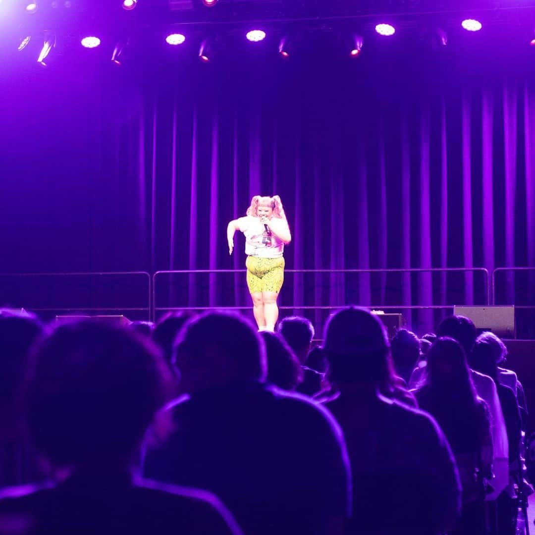 渡辺直美さんのインスタグラム写真 - (渡辺直美Instagram)「The U.S. talk live tour has kicked off! First show - New York!!  So many people came out tonight!!  It was my first all-English show but the audience was so accepting and so excited I was able to enjoy myself until the end!! Thank you so so much!!! I've never been happier!  I wanted to express my passionate feelings and I had conversations back and forth with the audience without script just like the podcast, but I was so happy that even with my broken English I was able to get my point across and everyone laughed!!  I heard the workers at Brooklyn Steel were laughing a lot backstage too and when they told me "you were amazing" I almost cried😂😂  Today's show was full of new things and I have a lot to work on, but thank you to all the fans that supported my first step! I promise to become a bigger star!  Thank you to everyone who played games with me on stage!! We were able to have fun because of you!! Thanks for helping me out!  Thank you to all the kind and warm-hearted New Yorkers!  Look at the last photo - I was getting so nervous during rehearsal😂  Next stop... Washington D.C.!!!!  Photo by @nerohair   ついに全米トークライブツアー始まりました！初日はニューヨーク公演！！  沢山のお客様が来てくださいました！！  人生で初めて全て英語でのライブをやりましたが、お客様があたたかくてめちゃテンションぶち上げのおかげで最後まで楽しくできました！！本当に本当にありがとう！！！  何よりもずっと応援してくれてる日本のファンの皆さんも新しく応援してくれてるニューヨーカー達もみんな親戚みたいな顔で客席から笑いながら優しく見守ってくれててさ、、あの光景は絶対忘れない😂  私の今のパッションを伝えたくて ポッドキャストの様にみんなと掛け合いながら台本のないトークライブをしたんですが、ぶっ壊れた文法でも私の伝えたいトークがちゃんと伝わってみんなが笑ってくれたのが本当に嬉しかった！！！  100%英語で行きたかったんだけど 2%くらいつい日本語出ちゃってうにょ悔しい😂😂  そしてBrooklyn steelの舞台のスタッフさんたちも裏ですごい笑ってくれてたみたいで、終わったあと「あんた最高だぜ」って言ってくれて涙出そうだった😂😂  今日のライブは新しい事だらけなので至らない点もあったと思うけど、最初の一歩を見届けてくれてさらに支えてくれたファンの皆さんに感謝します！！必ずもっと大きくなって帰ってきます！  人情に溢れた温かいニューヨーカー達ありがとう！  最後の写真見て、、、 リハーサルの私は怯えていました😂  次の都市はワシントンD.C.!!!!  ちなみに日本語でも1人トークライブやったことなかったにょwww 今日のライブ前に気づかなくて良かった…多分鬼緊張してたわwwwネタ単独ライブは何度もやってるからごっちゃになってた😂😂  いつか日本でも必ず！！！  #NAOMITAKESAMERICA #NAOMITAKESAMERICATOUR」8月20日 14時03分 - watanabenaomi703