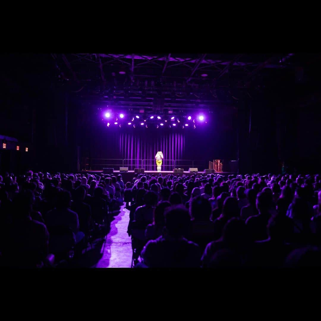 渡辺直美さんのインスタグラム写真 - (渡辺直美Instagram)「The U.S. talk live tour has kicked off! First show - New York!!  So many people came out tonight!!  It was my first all-English show but the audience was so accepting and so excited I was able to enjoy myself until the end!! Thank you so so much!!! I've never been happier!  I wanted to express my passionate feelings and I had conversations back and forth with the audience without script just like the podcast, but I was so happy that even with my broken English I was able to get my point across and everyone laughed!!  I heard the workers at Brooklyn Steel were laughing a lot backstage too and when they told me "you were amazing" I almost cried😂😂  Today's show was full of new things and I have a lot to work on, but thank you to all the fans that supported my first step! I promise to become a bigger star!  Thank you to everyone who played games with me on stage!! We were able to have fun because of you!! Thanks for helping me out!  Thank you to all the kind and warm-hearted New Yorkers!  Look at the last photo - I was getting so nervous during rehearsal😂  Next stop... Washington D.C.!!!!  Photo by @nerohair   ついに全米トークライブツアー始まりました！初日はニューヨーク公演！！  沢山のお客様が来てくださいました！！  人生で初めて全て英語でのライブをやりましたが、お客様があたたかくてめちゃテンションぶち上げのおかげで最後まで楽しくできました！！本当に本当にありがとう！！！  何よりもずっと応援してくれてる日本のファンの皆さんも新しく応援してくれてるニューヨーカー達もみんな親戚みたいな顔で客席から笑いながら優しく見守ってくれててさ、、あの光景は絶対忘れない😂  私の今のパッションを伝えたくて ポッドキャストの様にみんなと掛け合いながら台本のないトークライブをしたんですが、ぶっ壊れた文法でも私の伝えたいトークがちゃんと伝わってみんなが笑ってくれたのが本当に嬉しかった！！！  100%英語で行きたかったんだけど 2%くらいつい日本語出ちゃってうにょ悔しい😂😂  そしてBrooklyn steelの舞台のスタッフさんたちも裏ですごい笑ってくれてたみたいで、終わったあと「あんた最高だぜ」って言ってくれて涙出そうだった😂😂  今日のライブは新しい事だらけなので至らない点もあったと思うけど、最初の一歩を見届けてくれてさらに支えてくれたファンの皆さんに感謝します！！必ずもっと大きくなって帰ってきます！  人情に溢れた温かいニューヨーカー達ありがとう！  最後の写真見て、、、 リハーサルの私は怯えていました😂  次の都市はワシントンD.C.!!!!  ちなみに日本語でも1人トークライブやったことなかったにょwww 今日のライブ前に気づかなくて良かった…多分鬼緊張してたわwwwネタ単独ライブは何度もやってるからごっちゃになってた😂😂  いつか日本でも必ず！！！  #NAOMITAKESAMERICA #NAOMITAKESAMERICATOUR」8月20日 14時03分 - watanabenaomi703