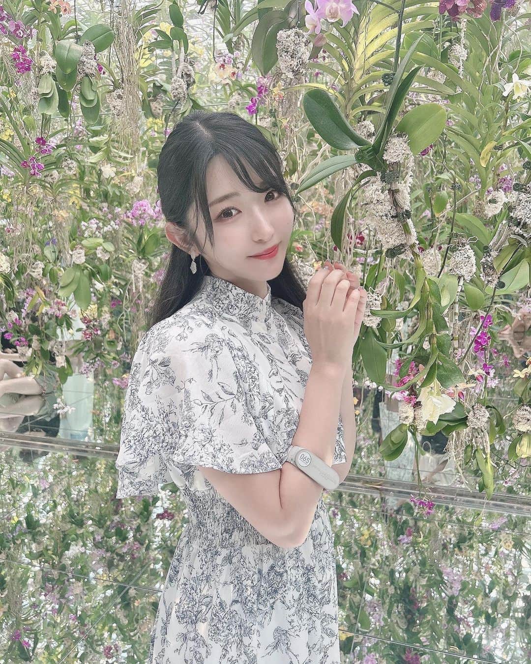 れみぱんのインスタグラム：「チームラボプラネッツに行ってきたよー🦋 実は4度目のリピーター✨ 新豊洲駅からすぐでアクセスもしやすいし、室内だから真夏でも快適に涼しく楽しめました🦋 特に水のエリアはほぼプールで気持ち良かったー🐬 : 夏休みなので親子連れさんがたくさんいたし、カップルも友達同士も老若男女におすすめです🫶🏻 : 非現実的な世界で本当に綺麗！ 行った事ない人は絶対行ってみて！きっと感動するよ🦋✨ : PR @teamlab.planets #チームラボ #デートスポット #東京観光 #東京旅行 #teamlab #teamlabplanets #チームラボプラネッツ #豊洲」