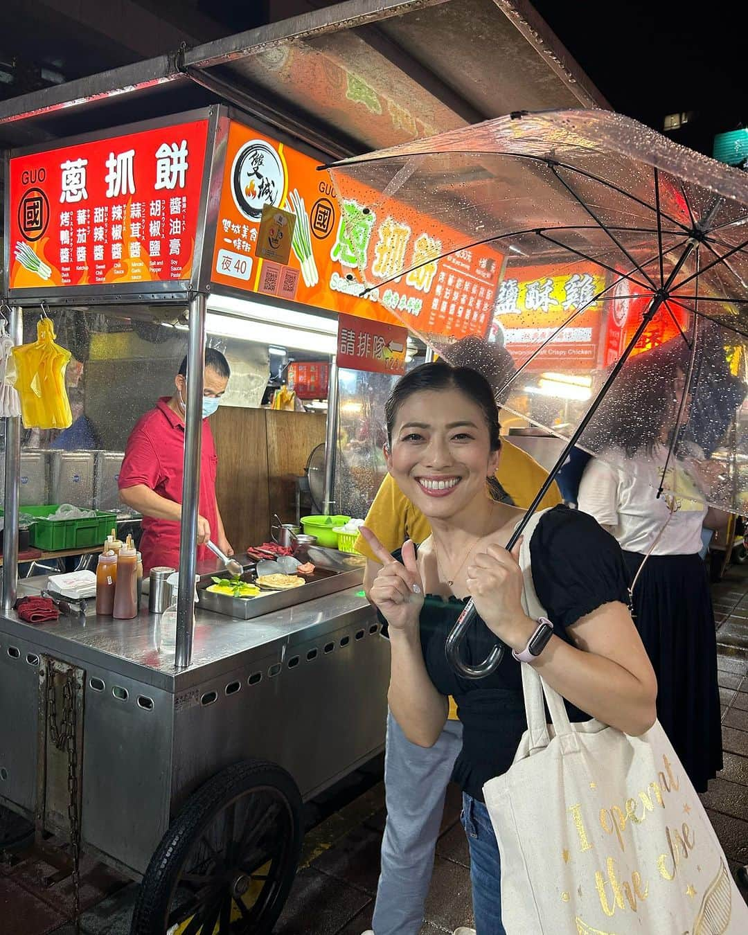 Liaさんのインスタグラム写真 - (LiaInstagram)「イベントが無事に終わり、昨夜は少し中山の街を歩きました。台湾また来ます！みんな、温かい笑顔をありがとう🥰くるみちゃんとも記念撮影✨ #台湾 #FF41 #くるみ」8月20日 14時10分 - lia_vocalist