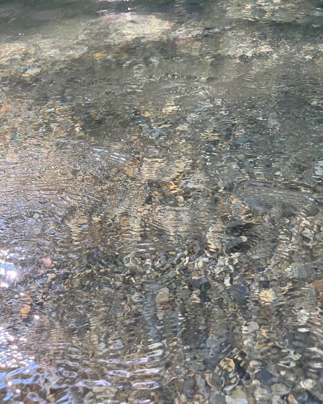 福田葉子さんのインスタグラム写真 - (福田葉子Instagram)「今年も行きました…「渓流どんぶらこ」。ここも東京だなんて毎回驚く。檜原村の秋川渓谷。 多摩川源流のなかで唯一上流にダムがない川。澄み切った川の水はキンキンに冷たくて鮎らしき魚影も。 タイヤチューブに乗って流れに身を任せてどんぶらこ、どんぶらこと川下り。それだけなのにすごく楽しい。檜原村の子ども達は昔から夏はこうして遊ぶのだそうだ。 終わったら檜原村名産のふかしたてのじゃがいもを、川に足を浸しながらいただきます。これがまたうめー。渓流チェアリングというらしい。 今年も最高でした。奇跡のようなこの川や山がこのまま守られますように。 #渓流どんぶらこ　#秋川渓谷　#東京裏山ベース　#川下り　#タイヤチューブで川下り #夏　#秋川　#檜原村　#渓流チェアリング　#fun #summer #エコツーリズム」8月20日 14時18分 - yoyoyokoko