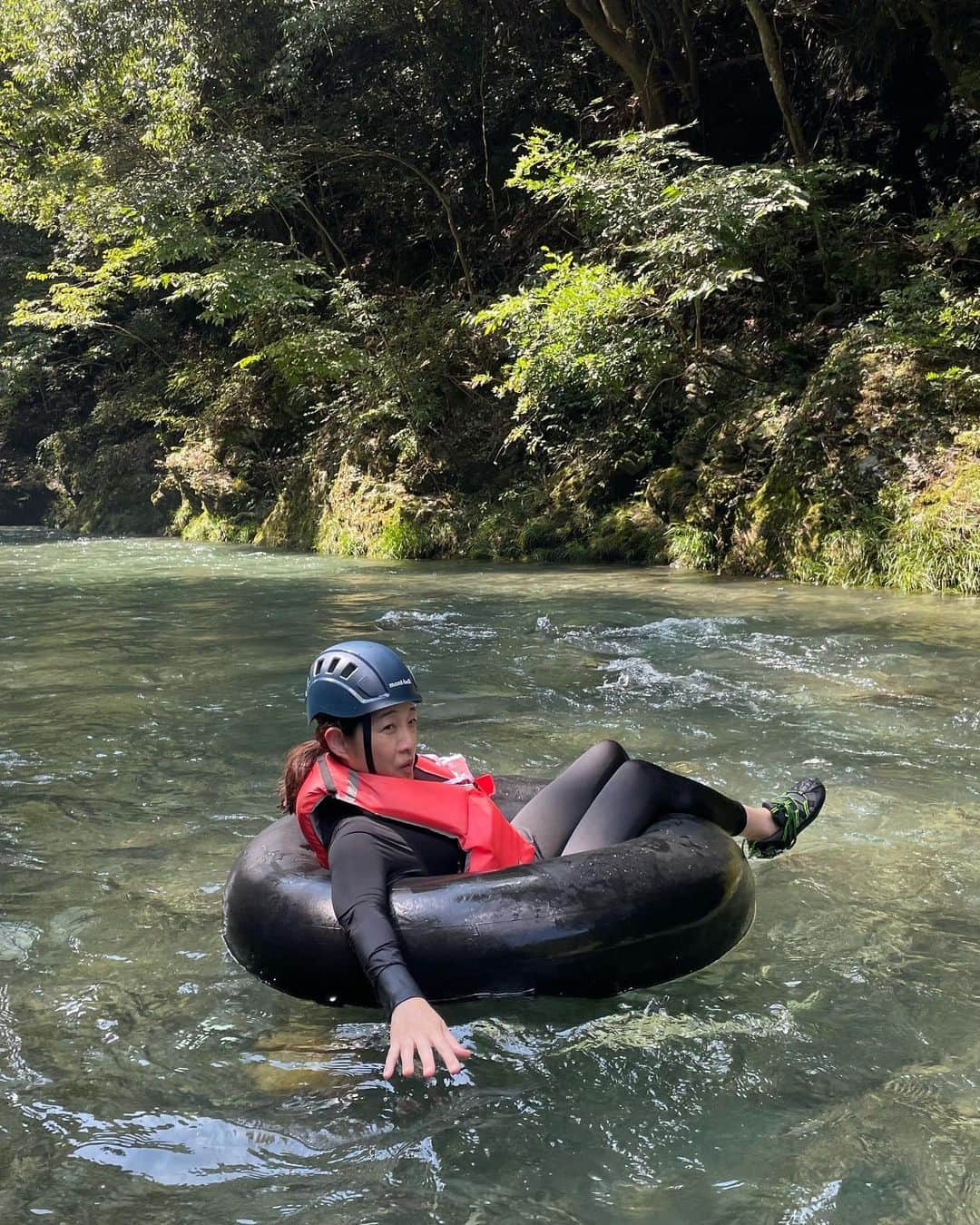 福田葉子のインスタグラム：「今年も行きました…「渓流どんぶらこ」。ここも東京だなんて毎回驚く。檜原村の秋川渓谷。 多摩川源流のなかで唯一上流にダムがない川。澄み切った川の水はキンキンに冷たくて鮎らしき魚影も。 タイヤチューブに乗って流れに身を任せてどんぶらこ、どんぶらこと川下り。それだけなのにすごく楽しい。檜原村の子ども達は昔から夏はこうして遊ぶのだそうだ。 終わったら檜原村名産のふかしたてのじゃがいもを、川に足を浸しながらいただきます。これがまたうめー。渓流チェアリングというらしい。 今年も最高でした。奇跡のようなこの川や山がこのまま守られますように。 #渓流どんぶらこ　#秋川渓谷　#東京裏山ベース　#川下り　#タイヤチューブで川下り #夏　#秋川　#檜原村　#渓流チェアリング　#fun #summer #エコツーリズム」