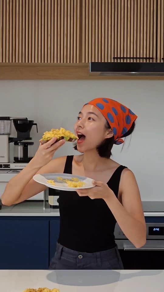 バイトゥーイ・ズワピットのインスタグラム：「Avocado Toast 🥑🍞 เมนูโปรดเตยพี่ปั๊บ เมนูสุดง่ายมีประโยชน์มาก🤎 #zuvapitkitchen」