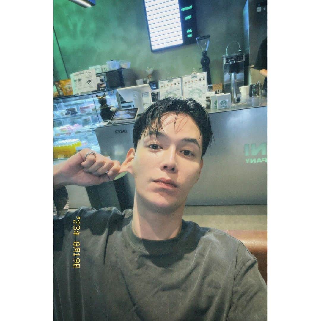 ジヒョク のインスタグラム：「마지막 여름zip🌊」