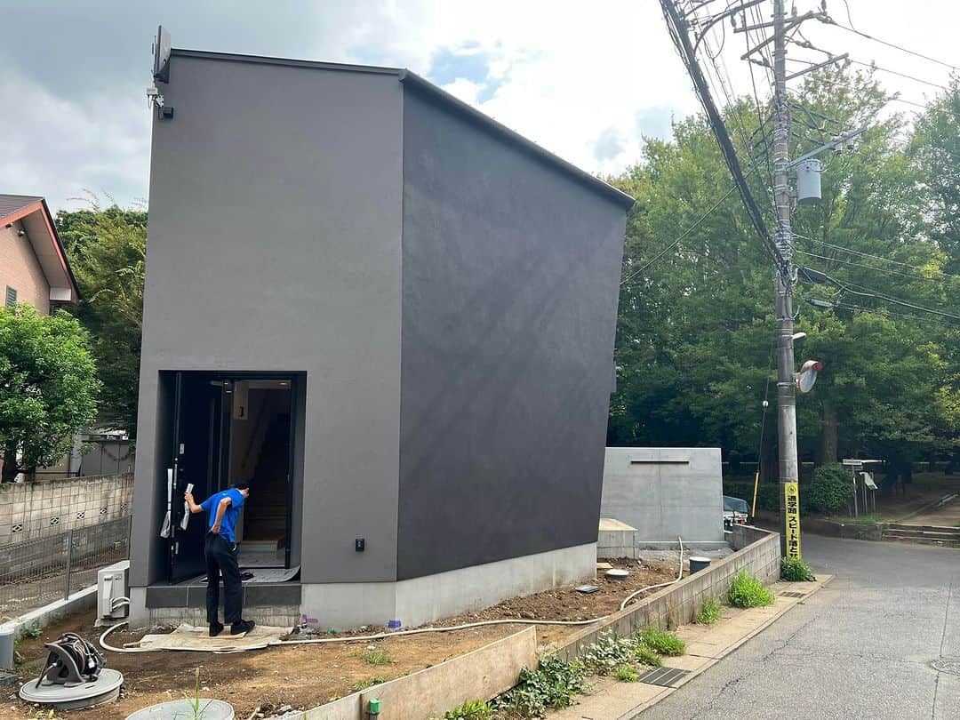 jukobo.style-officialのインスタグラム：「本日は完成現場のお施主様検査でした。 市川のとある公園が目の前の最高のロケーションの立地。 スッキリとした外観で 1階ではお花屋さんにカフェスペースもあり、テラスから公園のロケーションを眺めながら珈琲を頂ける様です。 良いですねー。」