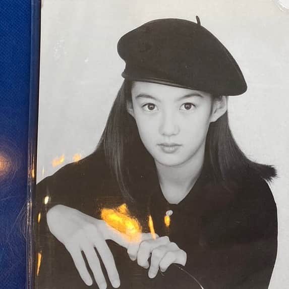 ともさかりえのインスタグラム：「⁡ 懐かしいやつが出てきた。 最初のアー写、12歳。 ⁡ ここから先に待ち受けている出来事を思うと、なんか少し胸が痛くなった。あれから32年、よく頑張ってきたね！わたし！(と、言ってあげたい気分🥳)」