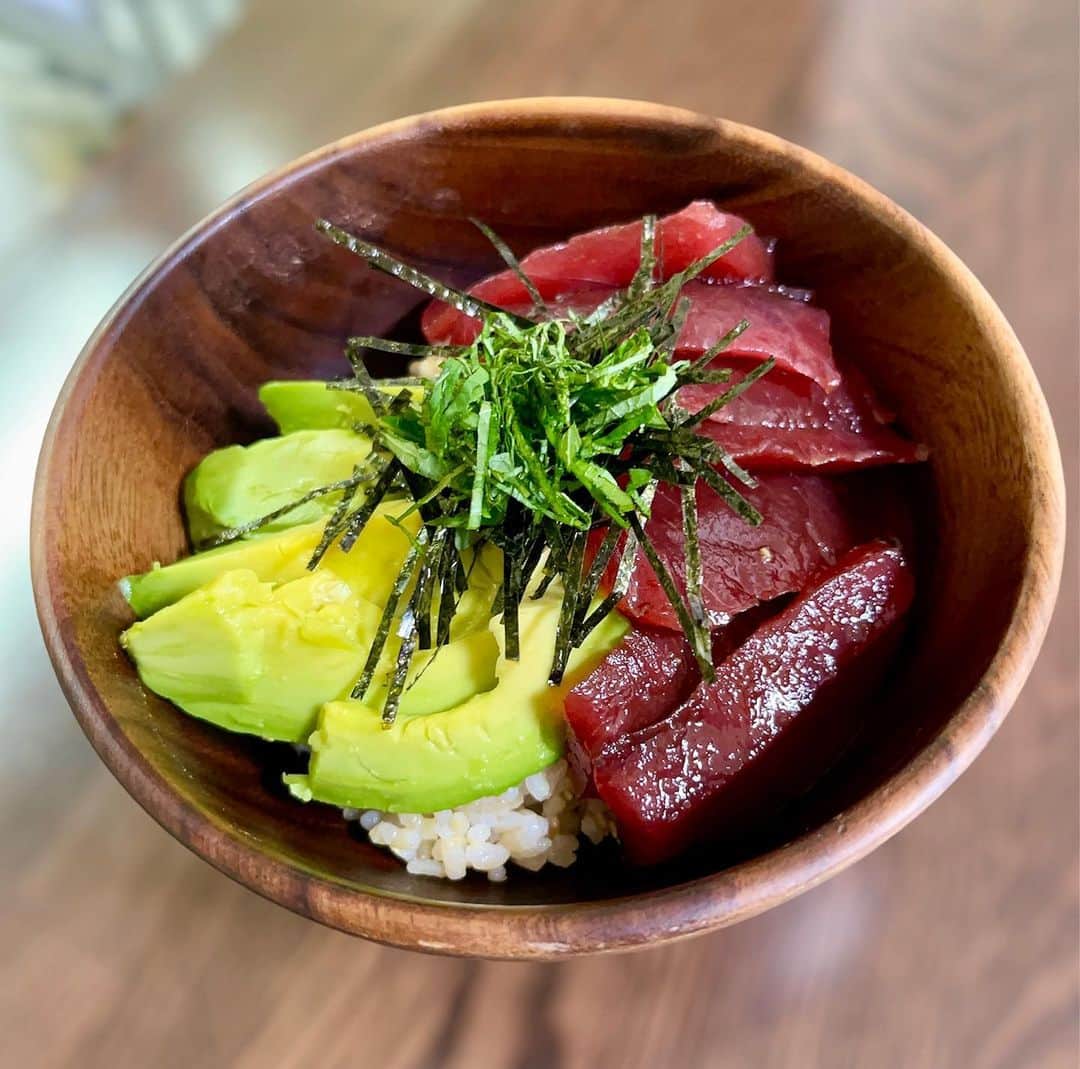佐古真弓のインスタグラム：「日曜のお昼は、お家でマグロの漬け丼。   #おうちごはん   #おうちランチ   #自炊   #自炊記録   #自炊スタグラム   #マグロ漬け丼   #マグロアボカド丼   ご飯は玄米酢飯🍚」
