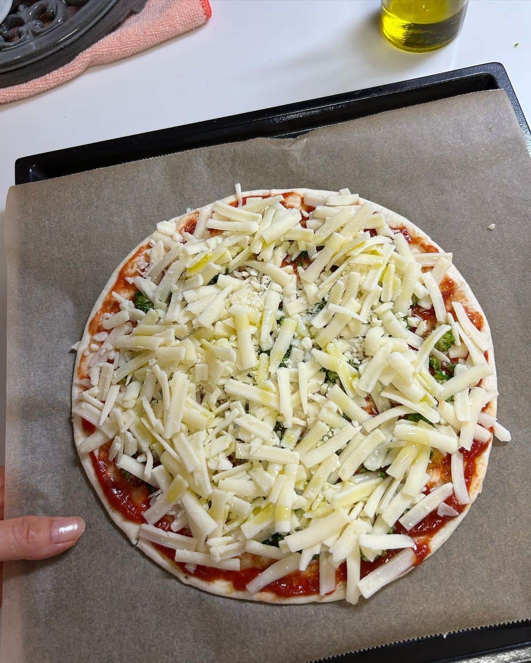 中岡由佳さんのインスタグラム写真 - (中岡由佳Instagram)「❇︎ 朝ごはんにピザを焼きました🍕 Q.緑色はなーんだ？ A.答えはブロッコリー🥦（すぐ答えるw） バジルはまだ子供達はまだ食べられないので、冷蔵庫に塩茹でしておいたブロッコリーを冷蔵庫から取り出して（ピザのために茹でるのは面倒なので昨晩の残り）ブロッコリーの先の部分をキッチンバサミでカットしてトマトソースの上にちらし、チーズをたっぷりかけて、オリーブオイルを回しかけて焼きました。 250度オーブンで5分で出来上がり🍕🍕 マルゲリータはバジルソースは大人向け 塩茹でブロッコリーをちらせば子供向け（もちろん大人も） 美味しくて栄養が摂れてオススメです😋✌️ あっという間に食べ終えて、キッチンで片付けをして一息。この瞬間が好き😊 #cooking #piazza #health #healthy  #nutrition  #nutritionist #centforce #セントフォース」8月20日 14時25分 - yuka_nakaoka