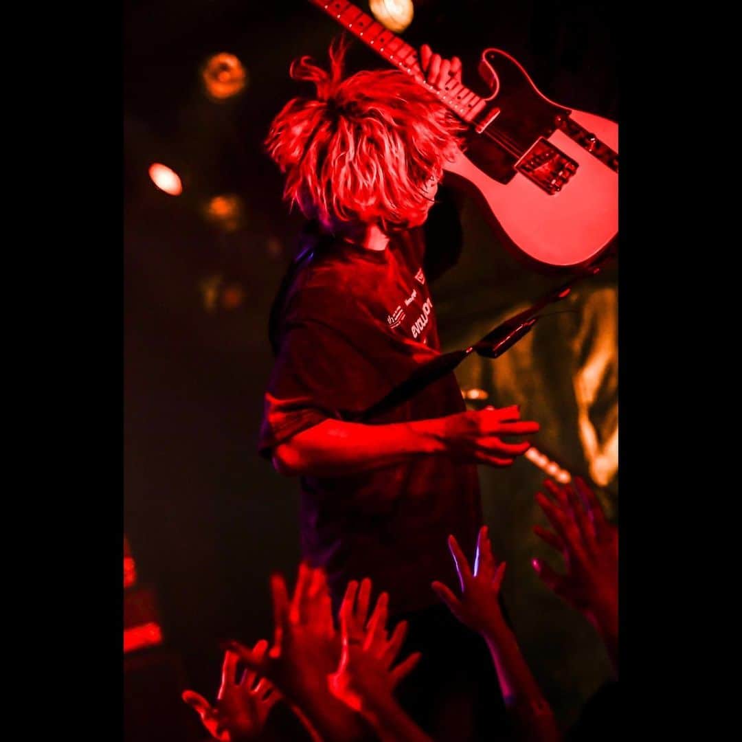 寺中友将さんのインスタグラム写真 - (寺中友将Instagram)「8/17 神戸 太陽と虎  ギターの人に絡まれたりしました モンバスが近づいてきて緊張し出したタイミング  Photo by @azusatakada_photographer」8月20日 14時33分 - teranakatomomasa