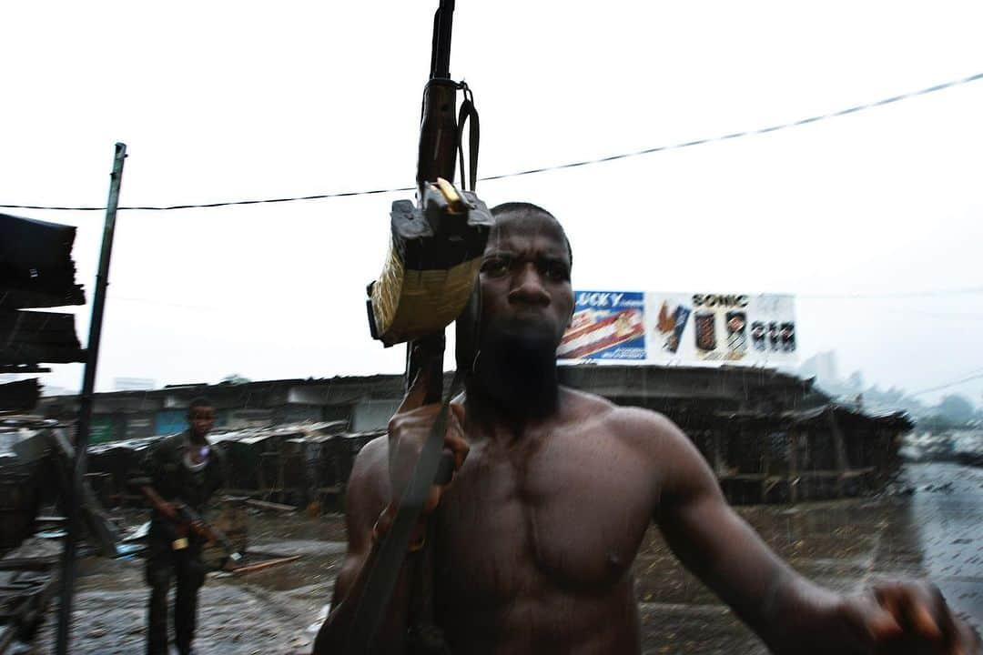 Q. Sakamakiさんのインスタグラム写真 - (Q. SakamakiInstagram)「Liberia marked two decades this August, since the end of its brutal second civil war that took the lives of more than 250,000 people. Many Liberian officials, as well as United Nation, are proud of the transition from war to peace in the nation-rebuilding. It is indeed incredible. However, more than half of Liberians still live below the poverty line. More than half of the school children are virtually out of school. In recent years, Ebola and COVID-19 epidemics devastated the health and economic status of many of the people. Russia-Ukraine War has also created Liberian life harder, as they face the high inflation. Corruption remains a serious problem. Moreover, many of former perpetrators in times of war are still with impunity and even part of the political elites now for the legislature and the judiciary. The fragile peace still continues. RIP, all the victims!  All of the following images were shot in Monrovia, the capital of Liberia in July, 2003.」8月20日 14時35分 - qsakamaki