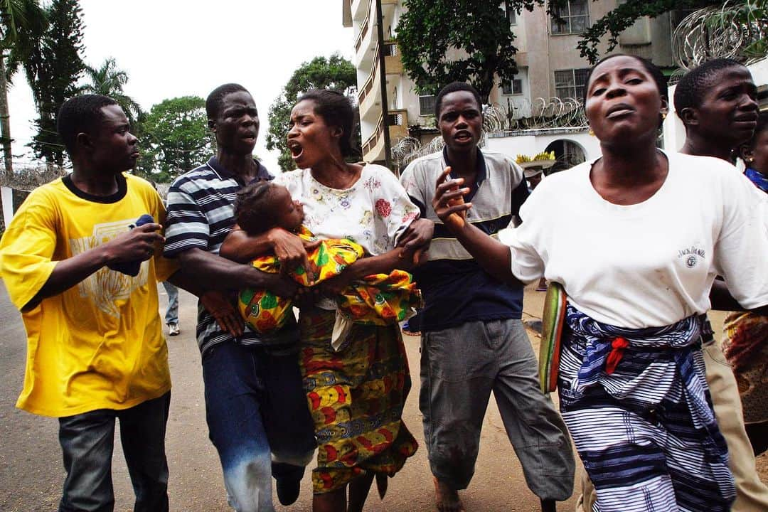 Q. Sakamakiさんのインスタグラム写真 - (Q. SakamakiInstagram)「Liberia marked two decades this August, since the end of its brutal second civil war that took the lives of more than 250,000 people. Many Liberian officials, as well as United Nation, are proud of the transition from war to peace in the nation-rebuilding. It is indeed incredible. However, more than half of Liberians still live below the poverty line. More than half of the school children are virtually out of school. In recent years, Ebola and COVID-19 epidemics devastated the health and economic status of many of the people. Russia-Ukraine War has also created Liberian life harder, as they face the high inflation. Corruption remains a serious problem. Moreover, many of former perpetrators in times of war are still with impunity and even part of the political elites now for the legislature and the judiciary. The fragile peace still continues. RIP, all the victims!  All of the following images were shot in Monrovia, the capital of Liberia in July, 2003.」8月20日 14時35分 - qsakamaki