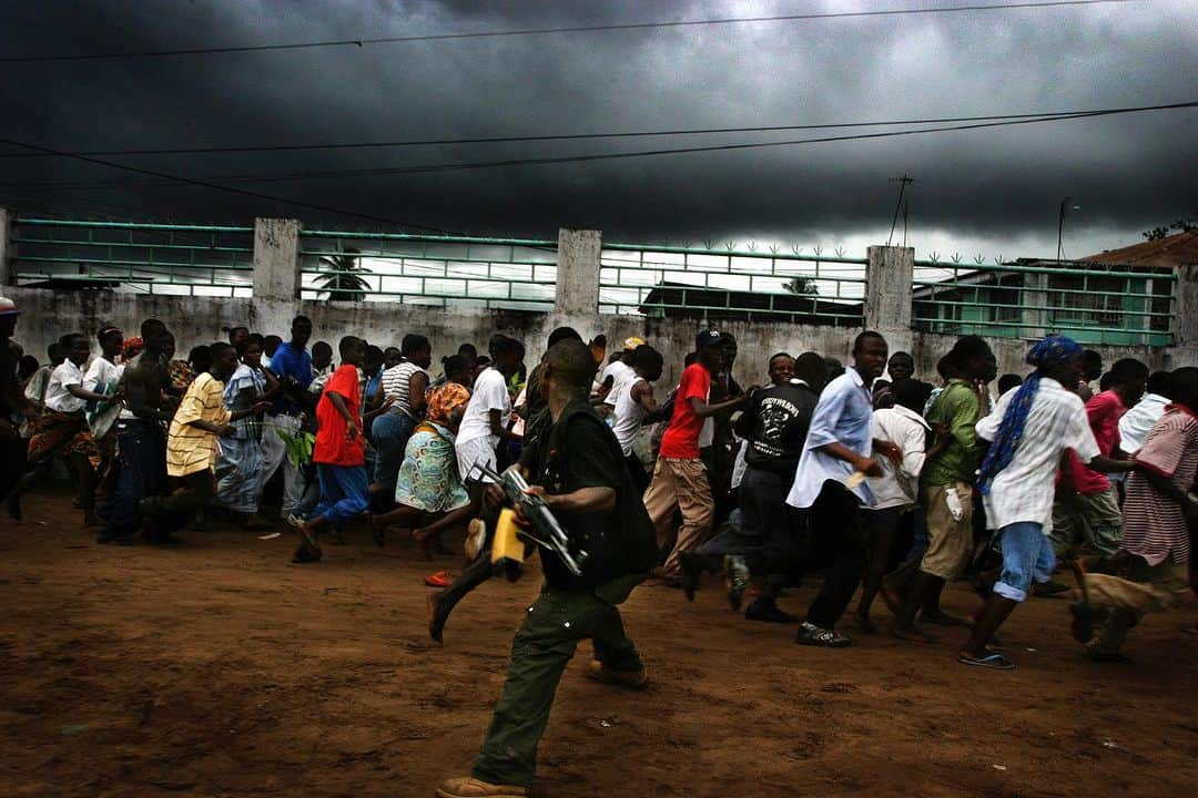 Q. Sakamakiさんのインスタグラム写真 - (Q. SakamakiInstagram)「Liberia marked two decades this August, since the end of its brutal second civil war that took the lives of more than 250,000 people. Many Liberian officials, as well as United Nation, are proud of the transition from war to peace in the nation-rebuilding. It is indeed incredible. However, more than half of Liberians still live below the poverty line. More than half of the school children are virtually out of school. In recent years, Ebola and COVID-19 epidemics devastated the health and economic status of many of the people. Russia-Ukraine War has also created Liberian life harder, as they face the high inflation. Corruption remains a serious problem. Moreover, many of former perpetrators in times of war are still with impunity and even part of the political elites now for the legislature and the judiciary. The fragile peace still continues. RIP, all the victims!  All of the following images were shot in Monrovia, the capital of Liberia in July, 2003.」8月20日 14時35分 - qsakamaki