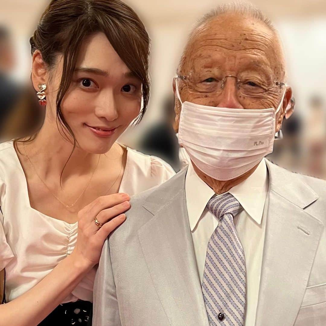 天玲美音さんのインスタグラム写真 - (天玲美音Instagram)「家宝のお写真💎 みなさまにも、パワーのおすそ分けを🥹一人で見ているだけではもったいない。大大大大大先生なのです✨✨✨✨✨✨✨  一生大切にします🙇‍♀️ 宝塚を見たことがある方も、まだ見たことがない方も みなさんもよくご存知の名作『ベルサイユのばら』の演出家でもある植田先生です。私も、ベルサイユのばらは何度か出演しているのですが、1番思い出深いのは、『カトリーヌ』という、村娘の役をさせていただいたことです。同じ公演で、『ラサール・ドレッセ』という衛兵隊の役もしていたのですが、カトリーヌは、主演娘役陽月華さん演じるマリーズとの名シーンもあり、お芝居がとても楽しいと思ったことを今でも覚えています。とても思い出深い公演になりました。と、そんな思い出話はおいておいて  式典にて奇跡的に遭遇いたしまして、お写真を快く撮ってくださいました。 超超超超パワー写真です🌹  私もみなさんのためになることを、一歩一歩ではございますがしていきたいと歩んでいますが、その気持ちがより一層強くなった瞬間でした。 先生、いつまでも元気でいてください☺️  #宝塚 #宝塚歌劇団 #ベルサイユのばら #ベルばら #巨匠 #歴史的名作 #愛してるよ宝塚歌劇団 #花組 #月組 #雪組 #星組 #宙組 #takarazuka #宝塚og 元 #タカラジェンヌ #漫画 #舞台化」8月20日 14時35分 - miontenrei