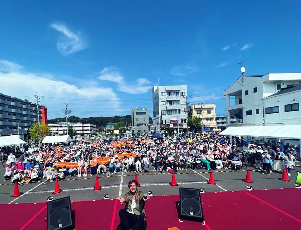 安達勇人のインスタグラム：「北茨城市民夏まつり安達勇人LIVEありがとうございました！！ あんこうサミットぶりで本当に沢山の方々が待っててくれました✨ 毎回本当に会場の方々も実行委員会の皆様も温かく迎えてくださり心から感謝です！ ありがとう北茨城の皆様！ 駆けつけてくれたファンの皆様ありがとう！  LIVE後本当に沢山の方々がCDやタオルを身につけてくださいました✨  北茨城にもまた必ず来るからね！！！ 北茨城最高ー！ 来年のあんこうサミットも来れたらいぃな♪  本当にありがとうございました☺️✨  #北茨城市 #北茨城市民夏祭り」