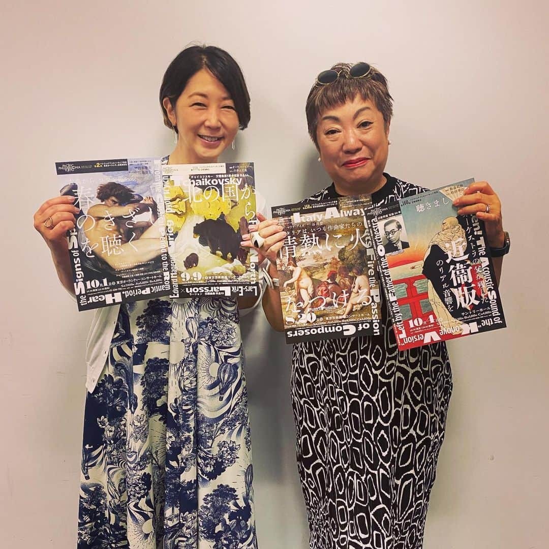 中井美穂さんのインスタグラム写真 - (中井美穂Instagram)「ぴあWEB版のぴあアプリで、 『中井美穂のめくるめく演劇チラシの世界』 という連載を2018年から続けています。 因みに第1回は野田地図『贋作桜の森の満開の下』でした。  演劇チラシはもっともっと注目されていいはず✊そこでチラシをフックに作品を読み解いていこうと決めてスタッフとその月のチラシを探しに探して毎月一枚のチラシを取り上げています。  お話を聞いていくと劇作家が創作活動をする上でも極めて重要な役割であることがわかります✌️  第59回は珍しくクラシックコンサートのチラシを選びました。 パシフィックフィルハーモニア東京の演奏会のもの。４枚連作で見つけて、一目惚れ！カッコいい！！！  どなたが作られているのかと思ったら 湯山玲子さんでした。 デザインはコズフィッシュ代表で装幀家の祖父江慎さん！ そりゃカッコいいわけです。  そこで湯山玲子さんに色々お話しを伺いました。 8月末くらいにアップされるはず。ぜひ見にいってみて下さい。 過去のものも全てみられるので、あのチラシ、このチラシの秘密がわかります✨✨✨  ぴあアプリの《連載・特集》から見ることができます。  #湯山玲子さん #祖父江慎 さん#コズフィッシュ   #ぴあ  #ぴあアプリ  #中井美穂  #めくるめく演劇チラシの世界  #演劇チラシ  #パシフィックフィルハーモニア東京」8月20日 14時39分 - mihonakai2021