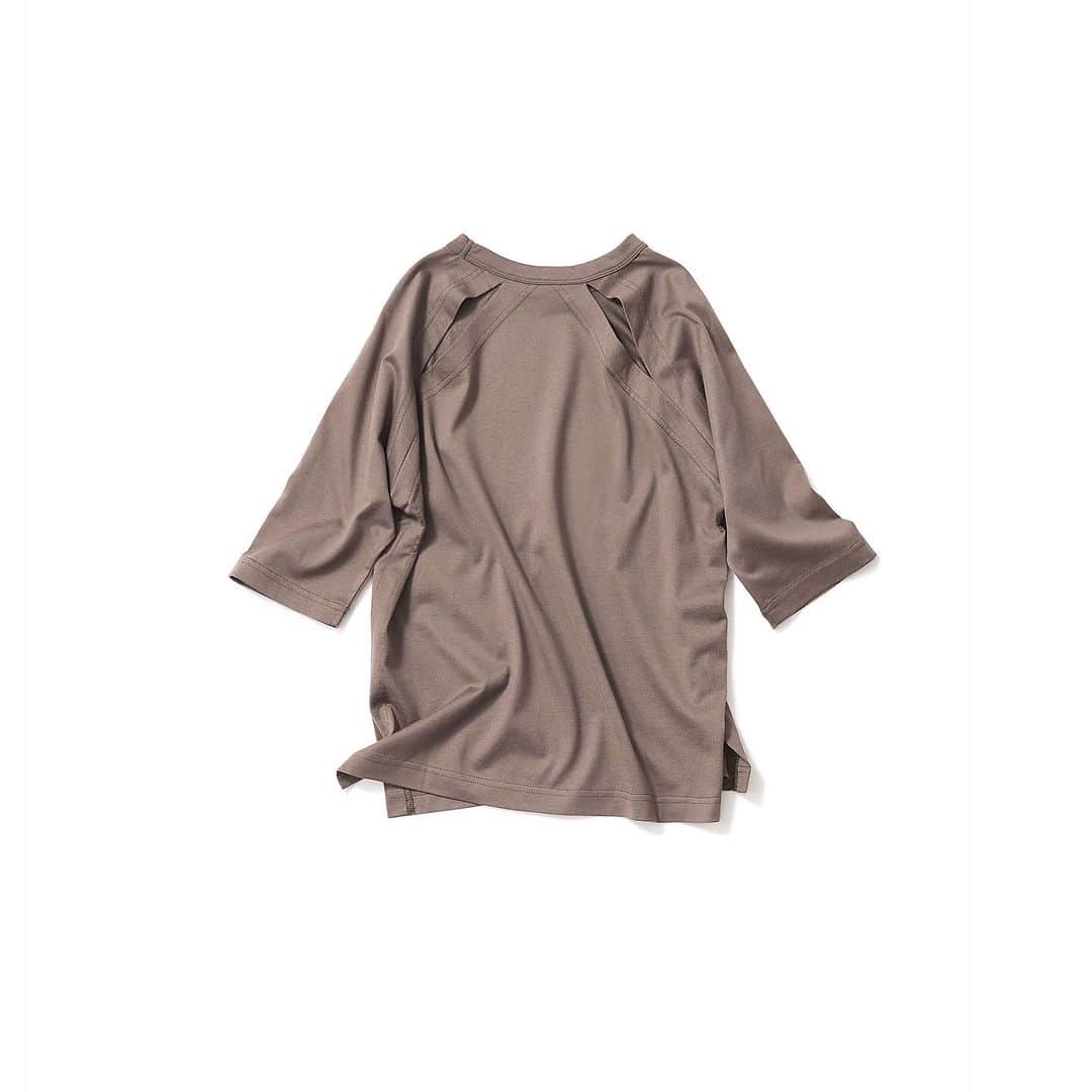 のインスタグラム：「・ K.Kshop ♦️Recommended♦️ ・ ♦︎ helder エルデール/バックスラッシュTシャツ(Burnt Umber) ・  helderは2008FWシリーズよりスタート。made in Japanに拘り、ヴィンテージを紐解き大人が着られる上質なコレクションを展開しています。 こちらは、上質なコットン素材を使用したラグランスリーブTシャツ。 バックにスラッシュ開きを配した、上品なスポーティーさが魅力なデザイン。 袖は肘までの細長いシルエットで、詰まり気味の襟元と相まってクラシックな雰囲気のある一枚。裾口にはスリットが施され涼しく、軽やかな抜け感のあるアイテムです。   ・ #kkcloset #kkshop #菊池京子 #kyokokikuchi #コーディネート #coordinate #code #ootd #outfit #follow #happy #style #春 #夏 #summer #tシャツ #brown #ブラウン　#バックスタイル　#後ろデザイン　#japan」