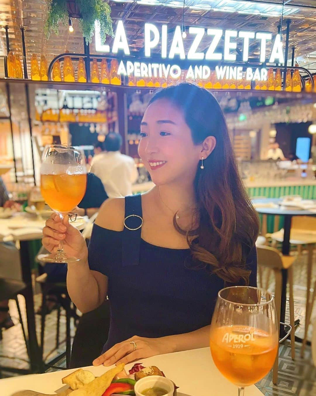 EATALY Tokyoさんのインスタグラム写真 - (EATALY TokyoInstagram)「🍹 【Eataly】in Ginza Six  @eataly.tokyo _ ⁡ Ginza Six 6階✨ ⁡ 月に2回は伺う 私の銀座おすすめイタリアン"Eataly"🇮🇹 ⁡ EATALYでは、 イタリア食習慣として欠かせない「アペリティーボ」の楽しさをもっと多くの方に知ってもらいたいという思いから ☟ "Eataly銀座店の2周年記念フェスティバル" 8月21日～ 9月14日まで開催中🫶 ⁡ 🇮🇹イータリー全店で楽しめるアペリティーボ （カクテルとおつまみのセットがワンコイン）¥500 ⁡ 🇮🇹2周年記念 銀座店限定メニュー　 オリジナル APERITIVO SPRITZ　¥500 ピッツァ・ブッラータ・ドゥエ・グスティ　¥3,480 ⁡ 🇮🇹自宅でアペリティーボセット ¥7,700 ⁡ 🇮🇹イタリア食材のマーケットで対象商品「2 BUY 10% OFF, 3 BUY 20%OFF」、ノベルティのプレゼント など盛りだくさん ⁡ _ ⁡ アペリティーボとは🍹 ⁡ ディナー前の夕刻から食前酒と 軽いフードを楽しむスタイル❤️ ⁡ イタリア人にとってアペリティーボは 「食前酒としてのカクテルだけでなく、 ライフスタイルの1つであり、 仲間や家族と楽しく過ごす時間そのもの」 と言い、日常の暮らしの中に しっかりと根付いています🥰 ⁡ _  （Photo ：８月上旬撮影）  まずはアペロールスプリッツで乾杯🍹 ⁡ 前菜盛り合わせクラッシコにアンチョビのピザ トマトのトリッパ💐 ⁡ 2杯目は、アマレットロースト❤️ ⁡ 仕事終わりの幸せなじかん🥰 ⁡ 私おすすめピザは ブラッターフレッシュトマトとトリュフピザ🇮🇹 ⁡ 店長にいつも、トリュフピザが奥レストランでしか いただけないのとコースだと選べないので、 今後新しくメニューお願いしますとお話していたら なんと私の願いが叶ったメニューが😍 ⁡ イータリーで圧倒的な人気を誇る、 ブッラータのピッツァをフレッシュトマトと トリュフのハーフ＆ハーフにアレンジした、 2周年を記念した特別なピッツァが限定で メニューにできたと❤️ ⁡ 是非伺います🥰 ⁡ イタリアンが好きな方は、 とにかく一度行ってみてください🇮🇹 ⁡ お食事したあとは、イタリアンマーケットで オリーブオイル、チーズ、生ハム、トマトソースなど お土産や自宅キッチン用に購入もできます🫶 ⁡ 私のキッチンは全てEatalyで揃ってます❤️ 白トリュフ塩は持ち歩きするくらいお気に入り💐 ⁡ 私の母　@yumiko.ayako  のキッチンもほぼEataly🇮🇹 ⁡ 友人におすすめすると皆が 美味しくてリピートしてると連絡いただきます🥰 ⁡ 夏はラグジュアリーなソファテラス もおすすめです🌹 ⁡ _  ～アペリティーボ　ハッシュタグキャンペーン～ 2023年8月9日(水)～9月14日(木)まで -------------------------------------------- アペリティーボを通じて、楽しい時間を共有しましょう！ ＜イータリー＞のアペリティーボをインスタグラムに投稿し、スタッフにご提示いただくと、2杯目の対象ドリンクを無料でお楽しみいただけます ☟詳細はこちら @eataly.tokyo   _ ⁡ ⁡ 【店舗】 🇮🇹イータリー銀座店 東京都渋谷区銀座6丁目10-1 GINZA SIX 6F　 https://eataly.co.jp/pages/store-eataly-ginza ⁡ 🇮🇹イータリー丸の内店 東京都千代田区丸の内1-9-1 JR東日本東京駅B1　 https://eataly.co.jp/pages/store-eataly-marunouchi ⁡ 🇮🇹イータリー原宿店 東京都渋谷区神宮前1丁目14-30 ウィズ原宿 3F　 https://eataly.co.jp/pages/store-eataly-harajuku ⁡ _ ⁡ #イータリーでアペしよう #イータリー  #eataly #アペリティーボ  #佐久間絢子 #歯科医師 #東京カレンダー #東カレ倶楽部 #ginzasix #銀座シックス #ギンザシックス #銀座グルメ #銀座イタリアン #パスタ #チーズ #生ハム #オリーブオイル #ワイン #イタリア食材 #銀座テラス #アペロールスプリッツ #pizza  #italian  #ginza  #ブッラータチーズ  #東京イタリアン #本日のコーデ #ワンピ #食前酒 #銀座デート」8月20日 14時50分 - eataly.tokyo