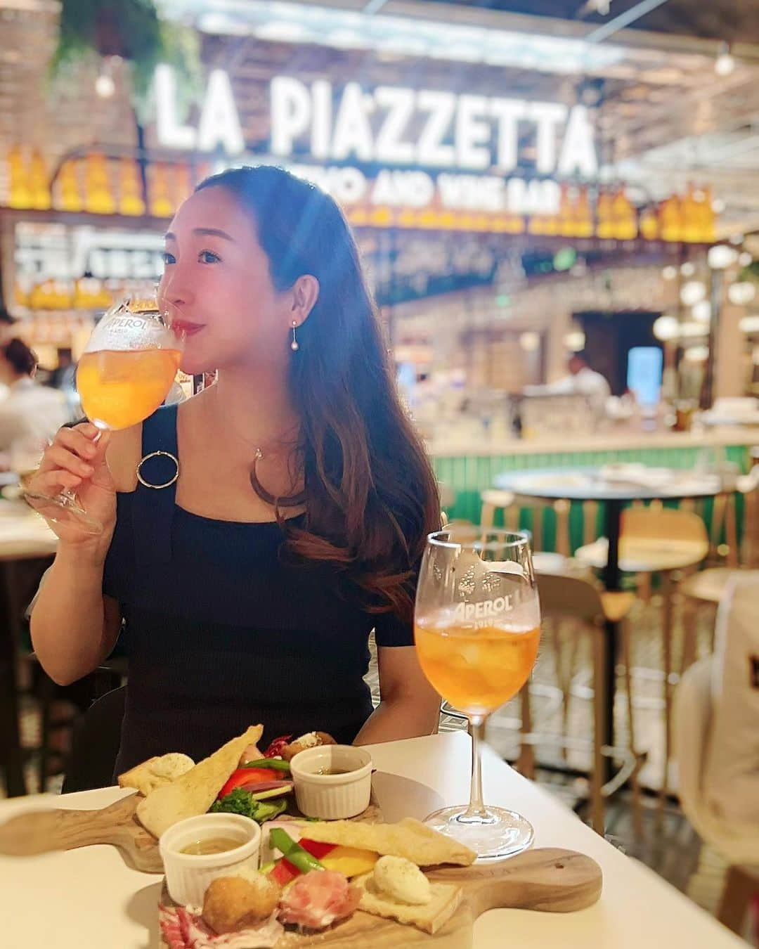 EATALY Tokyoのインスタグラム：「🍹 【Eataly】in Ginza Six  @eataly.tokyo _ ⁡ Ginza Six 6階✨ ⁡ 月に2回は伺う 私の銀座おすすめイタリアン"Eataly"🇮🇹 ⁡ EATALYでは、 イタリア食習慣として欠かせない「アペリティーボ」の楽しさをもっと多くの方に知ってもらいたいという思いから ☟ "Eataly銀座店の2周年記念フェスティバル" 8月21日～ 9月14日まで開催中🫶 ⁡ 🇮🇹イータリー全店で楽しめるアペリティーボ （カクテルとおつまみのセットがワンコイン）¥500 ⁡ 🇮🇹2周年記念 銀座店限定メニュー　 オリジナル APERITIVO SPRITZ　¥500 ピッツァ・ブッラータ・ドゥエ・グスティ　¥3,480 ⁡ 🇮🇹自宅でアペリティーボセット ¥7,700 ⁡ 🇮🇹イタリア食材のマーケットで対象商品「2 BUY 10% OFF, 3 BUY 20%OFF」、ノベルティのプレゼント など盛りだくさん ⁡ _ ⁡ アペリティーボとは🍹 ⁡ ディナー前の夕刻から食前酒と 軽いフードを楽しむスタイル❤️ ⁡ イタリア人にとってアペリティーボは 「食前酒としてのカクテルだけでなく、 ライフスタイルの1つであり、 仲間や家族と楽しく過ごす時間そのもの」 と言い、日常の暮らしの中に しっかりと根付いています🥰 ⁡ _  （Photo ：８月上旬撮影）  まずはアペロールスプリッツで乾杯🍹 ⁡ 前菜盛り合わせクラッシコにアンチョビのピザ トマトのトリッパ💐 ⁡ 2杯目は、アマレットロースト❤️ ⁡ 仕事終わりの幸せなじかん🥰 ⁡ 私おすすめピザは ブラッターフレッシュトマトとトリュフピザ🇮🇹 ⁡ 店長にいつも、トリュフピザが奥レストランでしか いただけないのとコースだと選べないので、 今後新しくメニューお願いしますとお話していたら なんと私の願いが叶ったメニューが😍 ⁡ イータリーで圧倒的な人気を誇る、 ブッラータのピッツァをフレッシュトマトと トリュフのハーフ＆ハーフにアレンジした、 2周年を記念した特別なピッツァが限定で メニューにできたと❤️ ⁡ 是非伺います🥰 ⁡ イタリアンが好きな方は、 とにかく一度行ってみてください🇮🇹 ⁡ お食事したあとは、イタリアンマーケットで オリーブオイル、チーズ、生ハム、トマトソースなど お土産や自宅キッチン用に購入もできます🫶 ⁡ 私のキッチンは全てEatalyで揃ってます❤️ 白トリュフ塩は持ち歩きするくらいお気に入り💐 ⁡ 私の母　@yumiko.ayako  のキッチンもほぼEataly🇮🇹 ⁡ 友人におすすめすると皆が 美味しくてリピートしてると連絡いただきます🥰 ⁡ 夏はラグジュアリーなソファテラス もおすすめです🌹 ⁡ _  ～アペリティーボ　ハッシュタグキャンペーン～ 2023年8月9日(水)～9月14日(木)まで -------------------------------------------- アペリティーボを通じて、楽しい時間を共有しましょう！ ＜イータリー＞のアペリティーボをインスタグラムに投稿し、スタッフにご提示いただくと、2杯目の対象ドリンクを無料でお楽しみいただけます ☟詳細はこちら @eataly.tokyo   _ ⁡ ⁡ 【店舗】 🇮🇹イータリー銀座店 東京都渋谷区銀座6丁目10-1 GINZA SIX 6F　 https://eataly.co.jp/pages/store-eataly-ginza ⁡ 🇮🇹イータリー丸の内店 東京都千代田区丸の内1-9-1 JR東日本東京駅B1　 https://eataly.co.jp/pages/store-eataly-marunouchi ⁡ 🇮🇹イータリー原宿店 東京都渋谷区神宮前1丁目14-30 ウィズ原宿 3F　 https://eataly.co.jp/pages/store-eataly-harajuku ⁡ _ ⁡ #イータリーでアペしよう #イータリー  #eataly #アペリティーボ  #佐久間絢子 #歯科医師 #東京カレンダー #東カレ倶楽部 #ginzasix #銀座シックス #ギンザシックス #銀座グルメ #銀座イタリアン #パスタ #チーズ #生ハム #オリーブオイル #ワイン #イタリア食材 #銀座テラス #アペロールスプリッツ #pizza  #italian  #ginza  #ブッラータチーズ  #東京イタリアン #本日のコーデ #ワンピ #食前酒 #銀座デート」