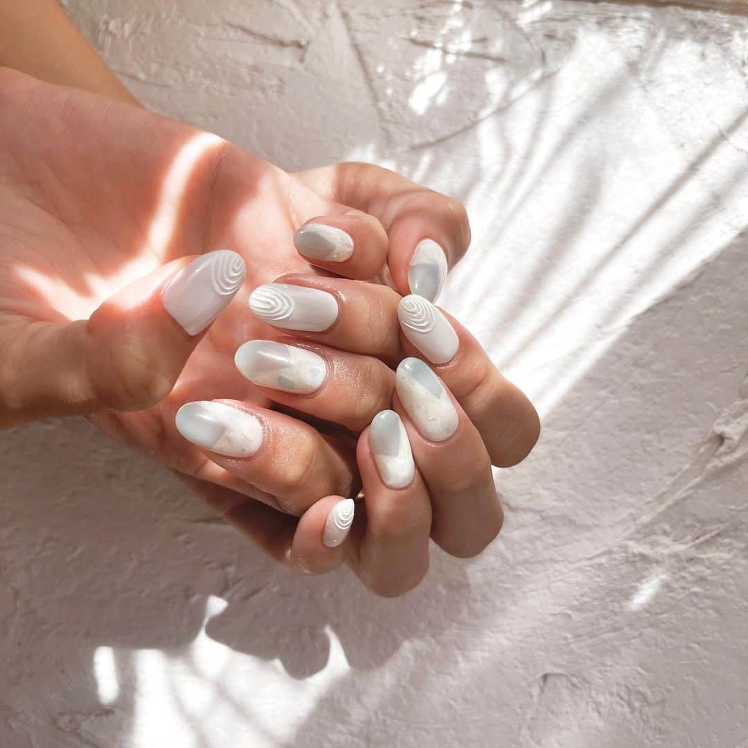 遠山茜子のインスタグラム：「nail @chipieee_tokyo   かわいしゅぎ🩵🤍  #nail#chipieee #ニュアンスネイル」