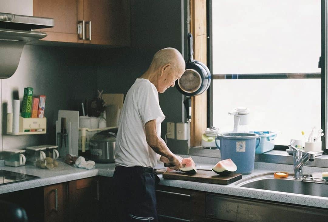 小川紗良さんのインスタグラム写真 - (小川紗良Instagram)「おじい産のすいか。🍉  #film #filmphotography #watermelon #farm #summer #grandpa #すいか #スイカ #西瓜 #おじいちゃん #田舎 #夏」8月20日 14時52分 - iam_ogawasara