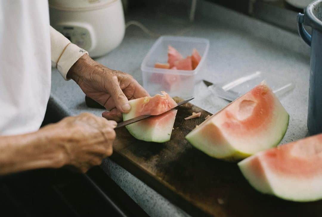 小川紗良さんのインスタグラム写真 - (小川紗良Instagram)「おじい産のすいか。🍉  #film #filmphotography #watermelon #farm #summer #grandpa #すいか #スイカ #西瓜 #おじいちゃん #田舎 #夏」8月20日 14時52分 - iam_ogawasara