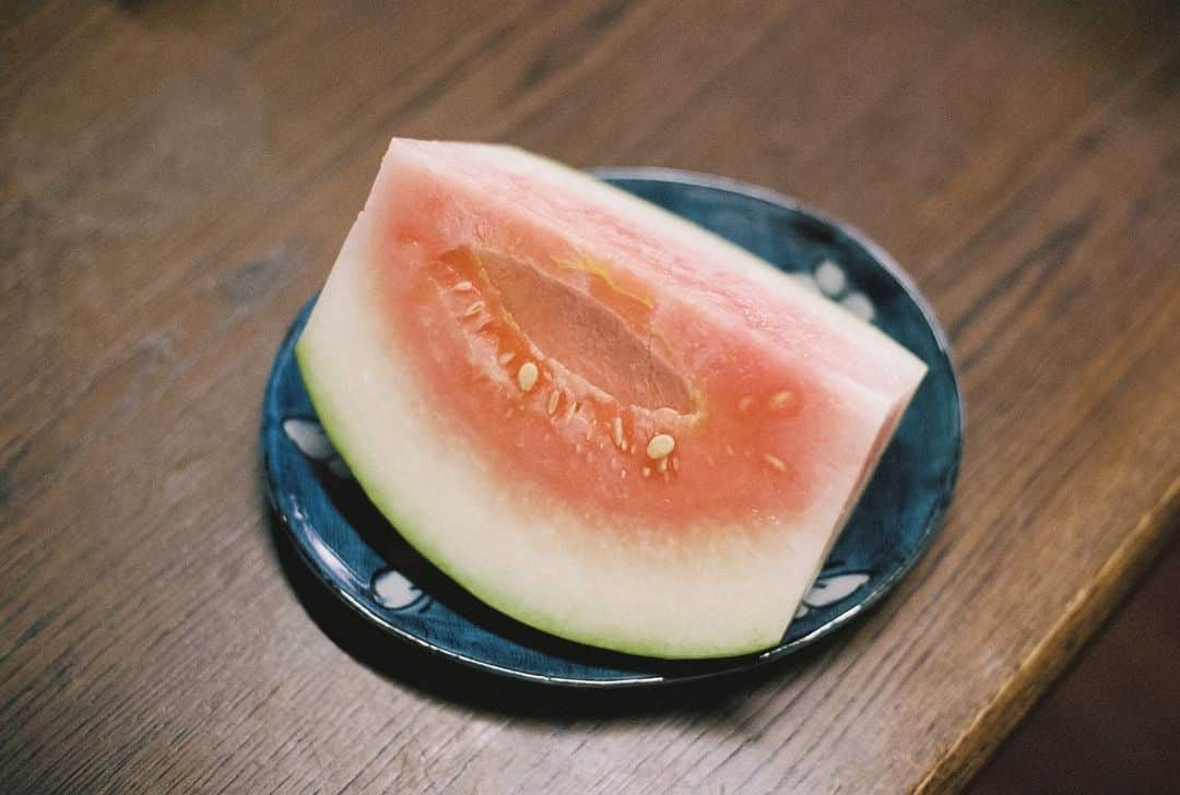 小川紗良のインスタグラム：「おじい産のすいか。🍉  #film #filmphotography #watermelon #farm #summer #grandpa #すいか #スイカ #西瓜 #おじいちゃん #田舎 #夏」