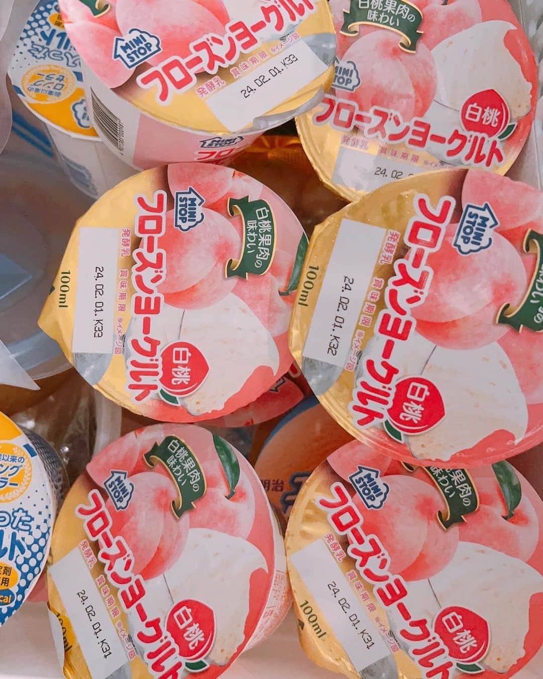 八木沼純子のインスタグラム：「冷凍庫の…🥰🥰🥰 ・ ・ ・ #ミニストップ  #近所に売ってないから  #探した探した  #白桃フローズンヨーグルト  #シャクシャク  #天国  #幸せ #フローズンネタばっかりすみません」
