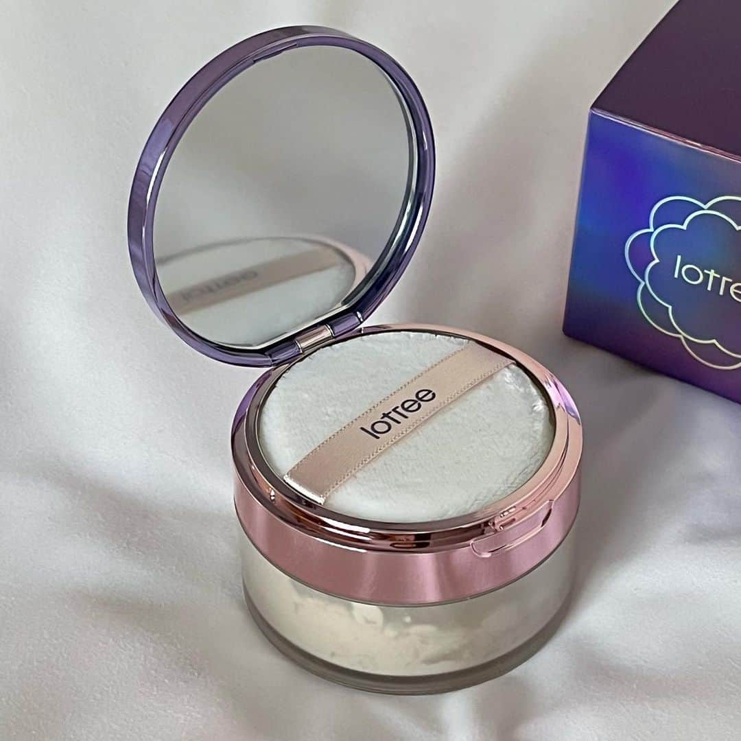のインスタグラム：「. 累計販売数70万個のバズりアイテム @lotree.official のパウダー💜  超軽量なのに毛穴を完璧にカバーして、 皮脂の過剰分泌を調節してくれる🧏🏻‍♀️ この季節は特に必需品になりそう..🤍 #ルースパウダー#フェイスパウダー#韓国コスメ」