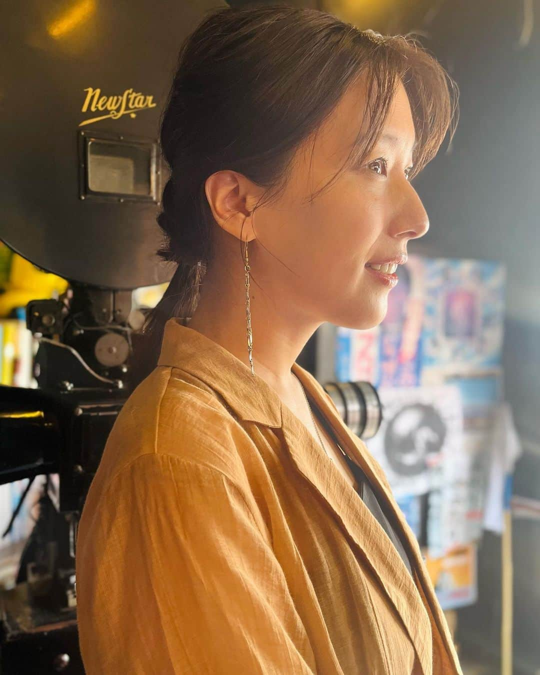 澤真希（小澤真貴子）のインスタグラム：「御成座での舞台挨拶ポートレート🎬 ロビーにある映写機の前で。　 4.5 枚目👉メイクアップした江藤あやちゃん　 6.7枚目👉メイクしてくれた美名子ちゃん 8枚目👉絵看板の前に居るのは映写技師・遠藤さん 9枚目👉御成座のロビーを撮った動画。 御成座ならではの魅力がいっぱい！  御成座ではなんと、7/15〜8/31まで『THEATERS』を上映してくださってます！！  #theaters  #シアターズ  #御成座   #澤真希 #女優 #japaneseactress  #actress #instajapanese  #japan #shooting #japanesemovie #撮影現場 #映画撮影　#ドラマ撮影　#日本映画　#film #movie 　#ロケ地　#映画好きな人と繋がりたい  #movietheater #映画館 #japan #akita #japanphotography #theater #舞台挨拶 #portrait #ポートレート #ポートレート好きな人と繋がりたい  #ヘアメイク #hair」