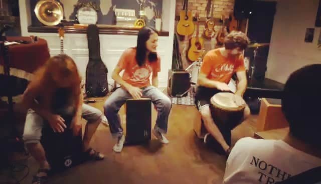 PINKY DOODLE POODLEのインスタグラム：「Had a percussion jam after a PDP acoustic show at Storyhouse Cafe & Bar in Matsumoto, Nagano prefecture, on July 29th.  Chris Koch of the owner of Storyhouse Cafe & Bar on the right side, and our friend, Mr. Saito on the left side played with us.  It was a super fun session!! Hope to have another one. Also, thank you very much for taking this video, Etsuko-san!!  #percussion #session #percussionsession」
