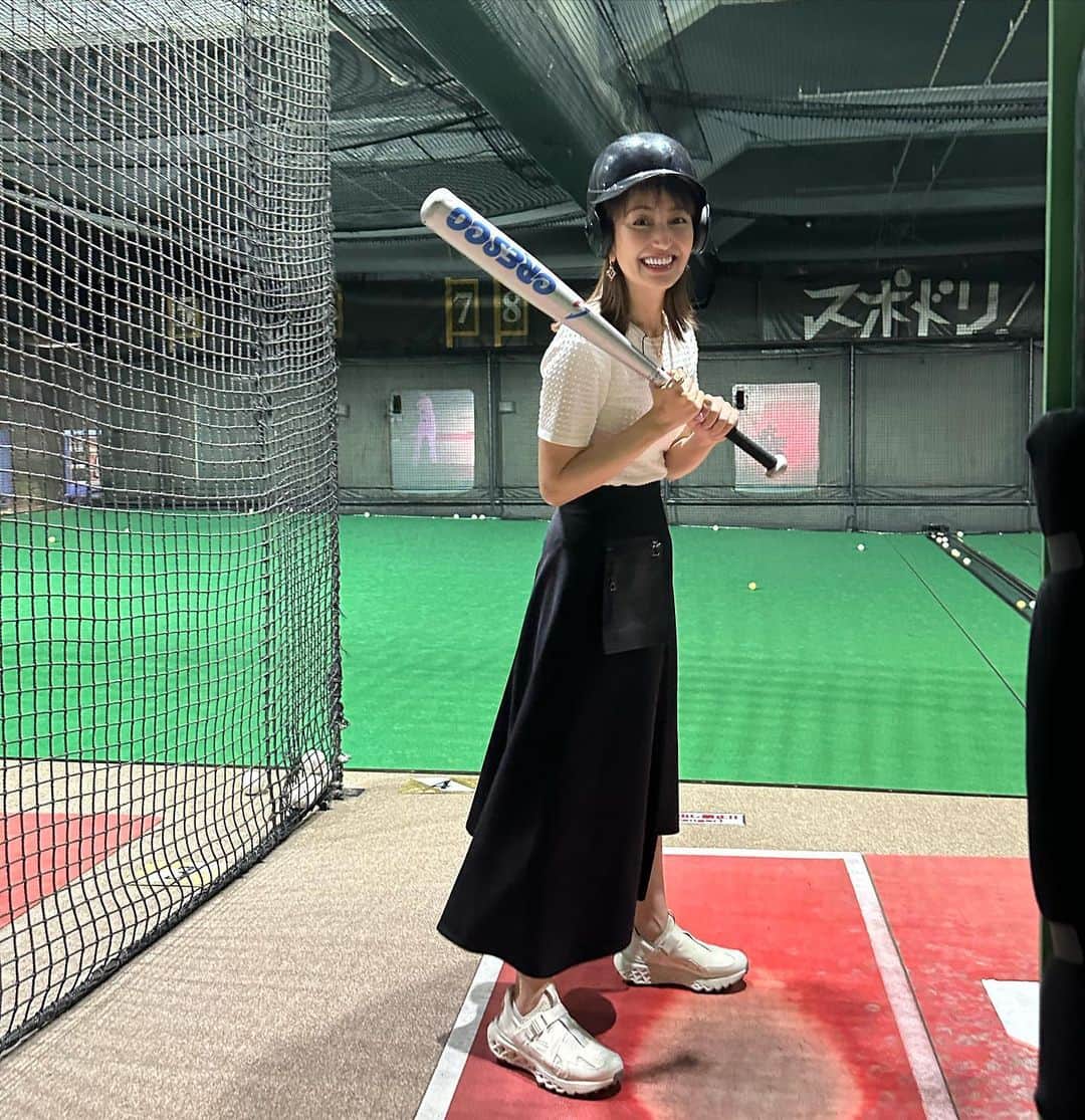 矢田亜希子のインスタグラム：「フジテレビ『なりゆき街道旅』 8月20日12:00〜 #なりゆき街道旅 #tver でもぜひ#私もみます 衣装は トップス・スカート・バッグ　@akrisofficial ジュエリー　@roberto_coin  シューズ　@colehaanjapan ジュエリーはいま私のお気に入りのロベルトコイン❤️ このコールハーンのスニーカーとても歩きやすかったので、私服にも👍」