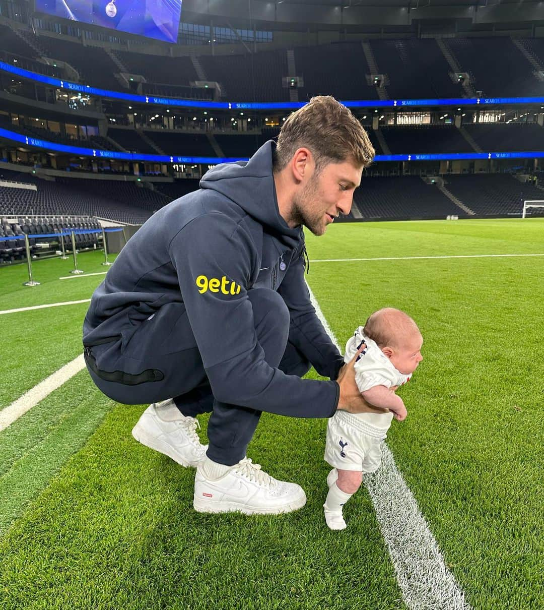 ベン・デイヴィスのインスタグラム：「Ralph’s first game.. he thought it was my goal 😂💙」