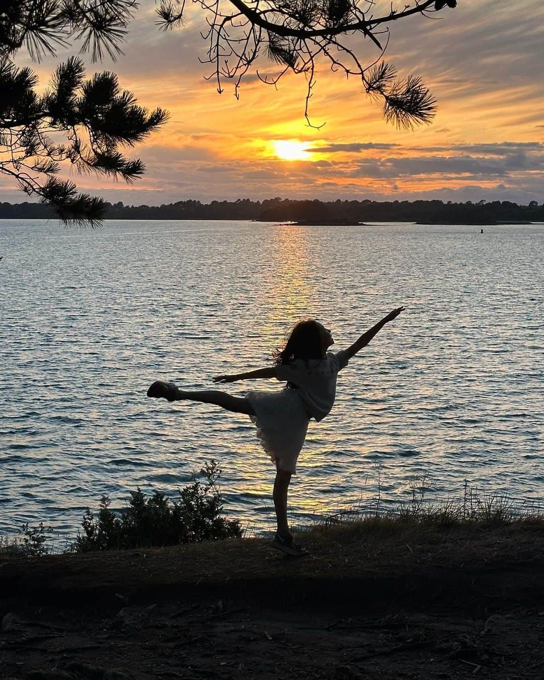 フィロとポンポンのインスタグラム：「Quelques pas de danse au coucher du soleil…👣🧡」