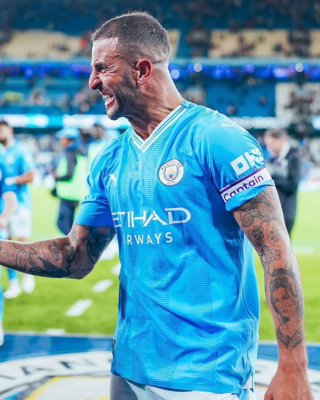 カイル・ウォーカーのインスタグラム：「Delighted to get 3 points back in front of the home fans tonight. Thank you for all the support.」