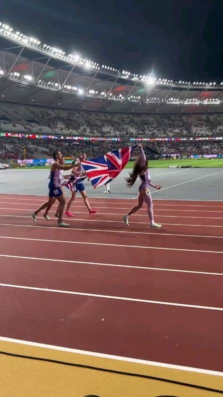 Laviai NIELSENのインスタグラム：「Celebrating 🥈🥈🥈 in the mixed 4x400m relay 🇬🇧  #worldathleticschamps」