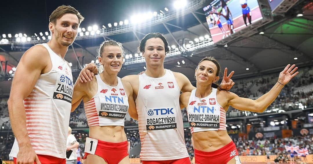 Patrycja WYCISZKIEWICZのインスタグラム：「8 miejsce na @wabudapest23 w sztafecie mix. Za tydzień jedziemy dalej już w 4x400 kobiet ♥️🇵🇱🤞🏼  Dzięki @marikapopowicz @kajetan_duszynski @karolzalewski_ @youc3n @alicja_wronakutrzepa @aleksandraformella @polishswede  #track #worldchampionship   📷 @polishathletics」