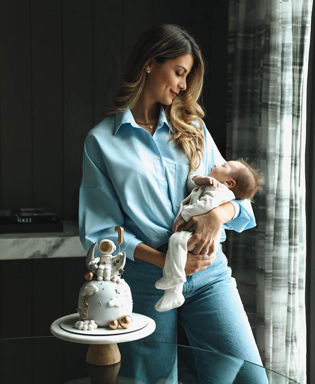 ステファニア・フェルナンデスのインスタグラム：「Enzo ya un mes a tu lado ❤️ 🚀 Mi niño amado. El tiempo vuela y sin duda quiero disfrutarte cada segundo junto a papá y hermanito Liam. Mami te ama infinito y siempre estará para ti ❤️ Pic by @edgarfuentesph」