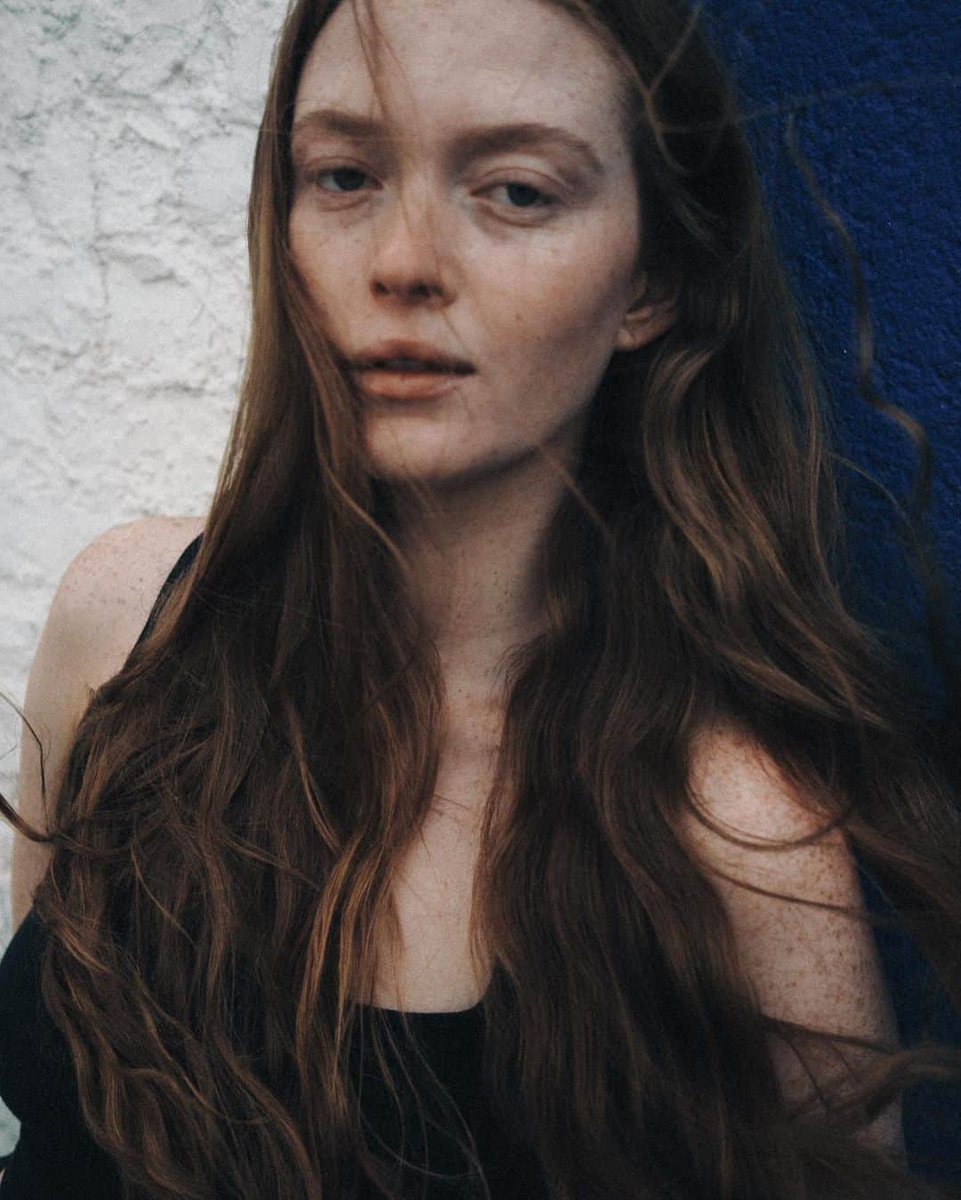 Larsen Thompsonさんのインスタグラム写真 - (Larsen ThompsonInstagram)「there’s something so freeing about embracing our natural beauty and accepting that we are made with no mistake… this is me, no makeup, no editing, my truest self shot through the eyes of the talented/wonderful person that is @charlescavephoto   “Well I’m sick and tired of hiding, if it’s social suicide then why do i feel more alive today” if you haven’t yet listened to my single Roots, link in bio🤍」8月20日 7時09分 - larsenthompson