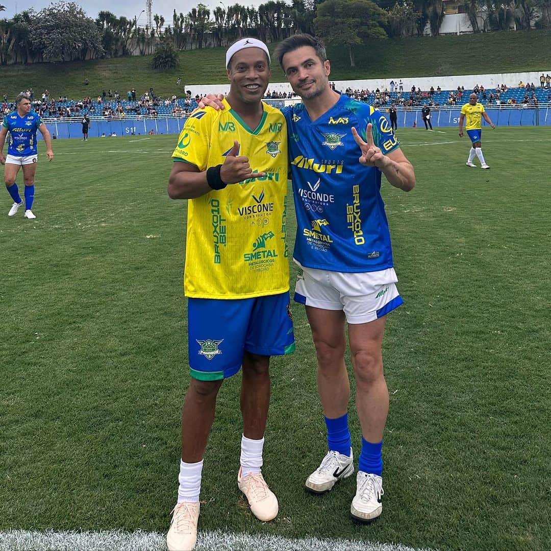 アレッサンドロ・ローザ・ヴィエイラのインスタグラム：「Mais uma juntos 🧙‍♂️ @ronaldinho   Sempre um privilégio dividir o mesmo espaço que você 👽   Obrigado #Sorocaba @jogodosfamososoficial」